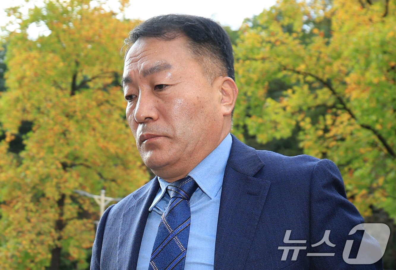 본문 이미지 - 채상병 순직 및 수사 외압·은폐 의혹의 핵심 피의자인 김계환 전 해병대 사령관이 23일 오후 서초구 서울중앙지방법원에서 열린 구속 전 피의자 심문&#40;영장실질심사&#41;에 출석하고 있다. 2025.10.23/뉴스1 ⓒ News1 김진환 기자