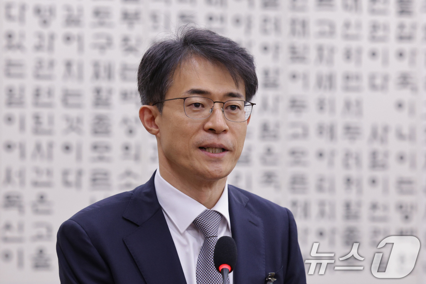 (서울=뉴스1) 신웅수 기자 = 이만흠 의정부지검장이 23일 서울 여의도 국회 법제사법위원회에서 열린 서울고등검찰청·서울중앙지방검찰청 등에 대한 국정감사에서 의원 질의에 답변하고 …