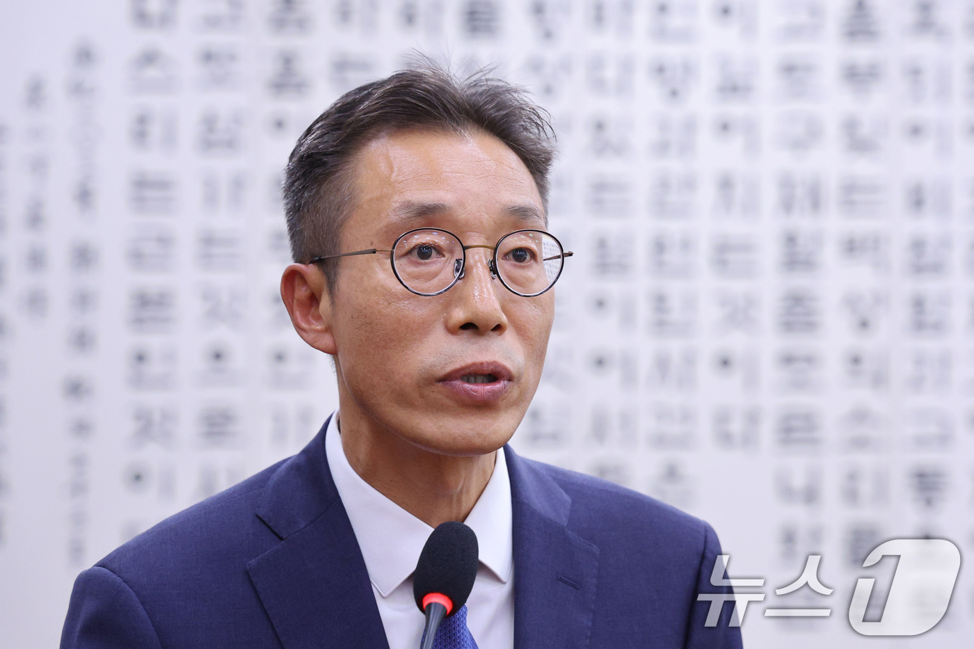 (서울=뉴스1) 신웅수 기자 = 박치활 인천지법 부천지원 집행관이 23일 서울 여의도 국회 법제사법위원회에서 열린 서울고등검찰청·서울중앙지방검찰청 등에 대한 국정감사에서 의원 질의 …