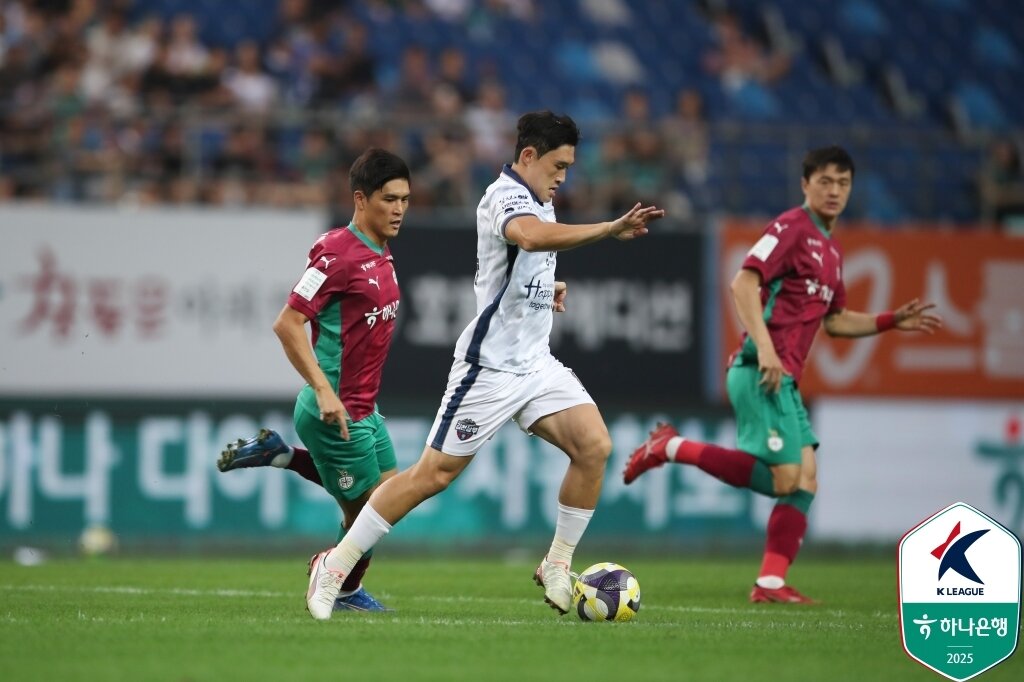 본문 이미지 - 군복무 하면서 커리어하이 시즌을 보낸 이동경. 25일 전북전에서 유종의 미를 노린다. &#40;한국프로축구연맹 제공&#41;