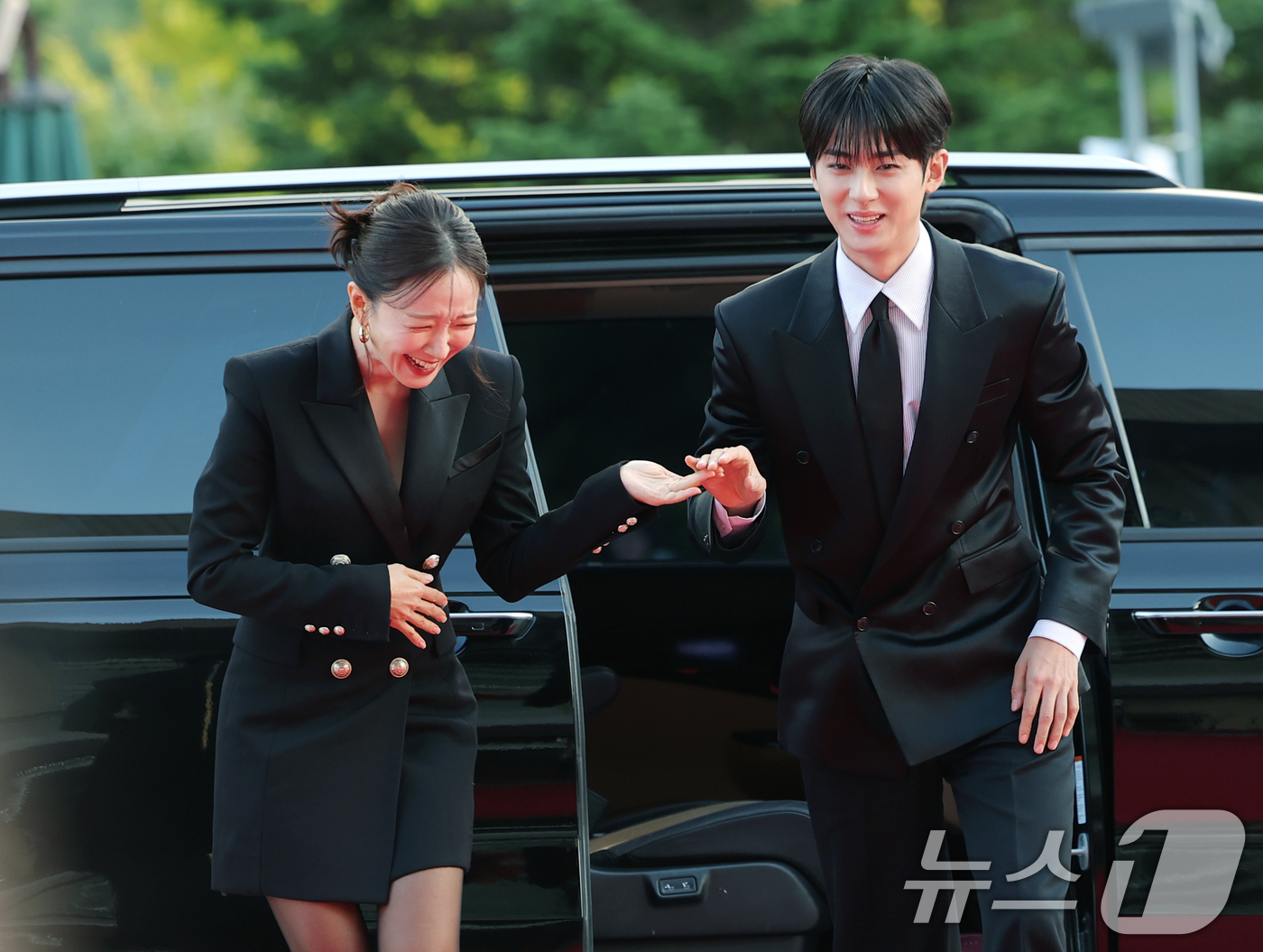 (서울=뉴스1) 권현진 기자 = 방송인 박선영과 배우 겸 가수 김민규(오른쪽)가 23일 오후 서울 중구 국립극장 해오름극장에서 열린 '2025 대한민국 대중문화예술상 시상식' 레드 …