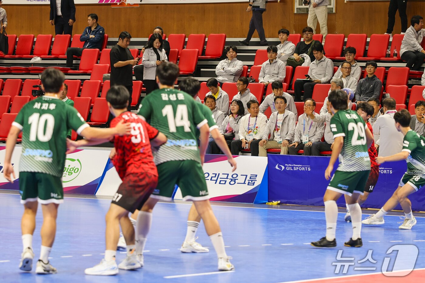 본문 이미지 - 제106회 전국체육대회에 참가한 선수 격려하는 김진태 강원도지사와 양희구 도체육회장.&#40;뉴스1 DB&#41;