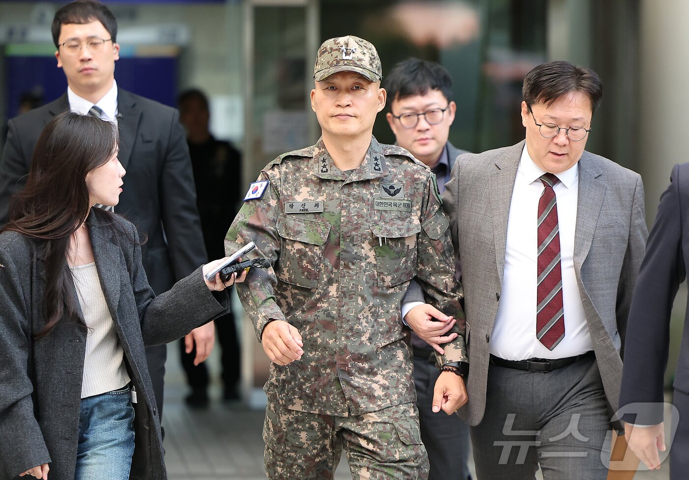 본문 이미지 - 채상병 순직 및 수사 외압·은폐 의혹의 핵심 피의자인 박진희 전 국방부 군사보좌관이 23일 오후 서초구 서울중앙지방법원에서 열린 구속 전 피의자 심문&#40;영장실질심사&#41;을 마친 뒤 법원을 나서고 있다. 2025.10.23/뉴스1 ⓒ News1 김진환 기자