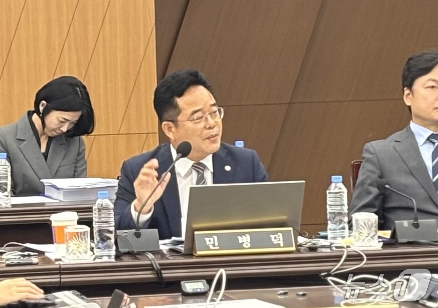 본문 이미지 - 23일 BIFC에서 열린 국회 정무위 국회감사에서 발언하는 민병덕 더불어민주당 국회의원 (2025.10.23/뉴스1 ⓒ News1 홍윤 기자)
