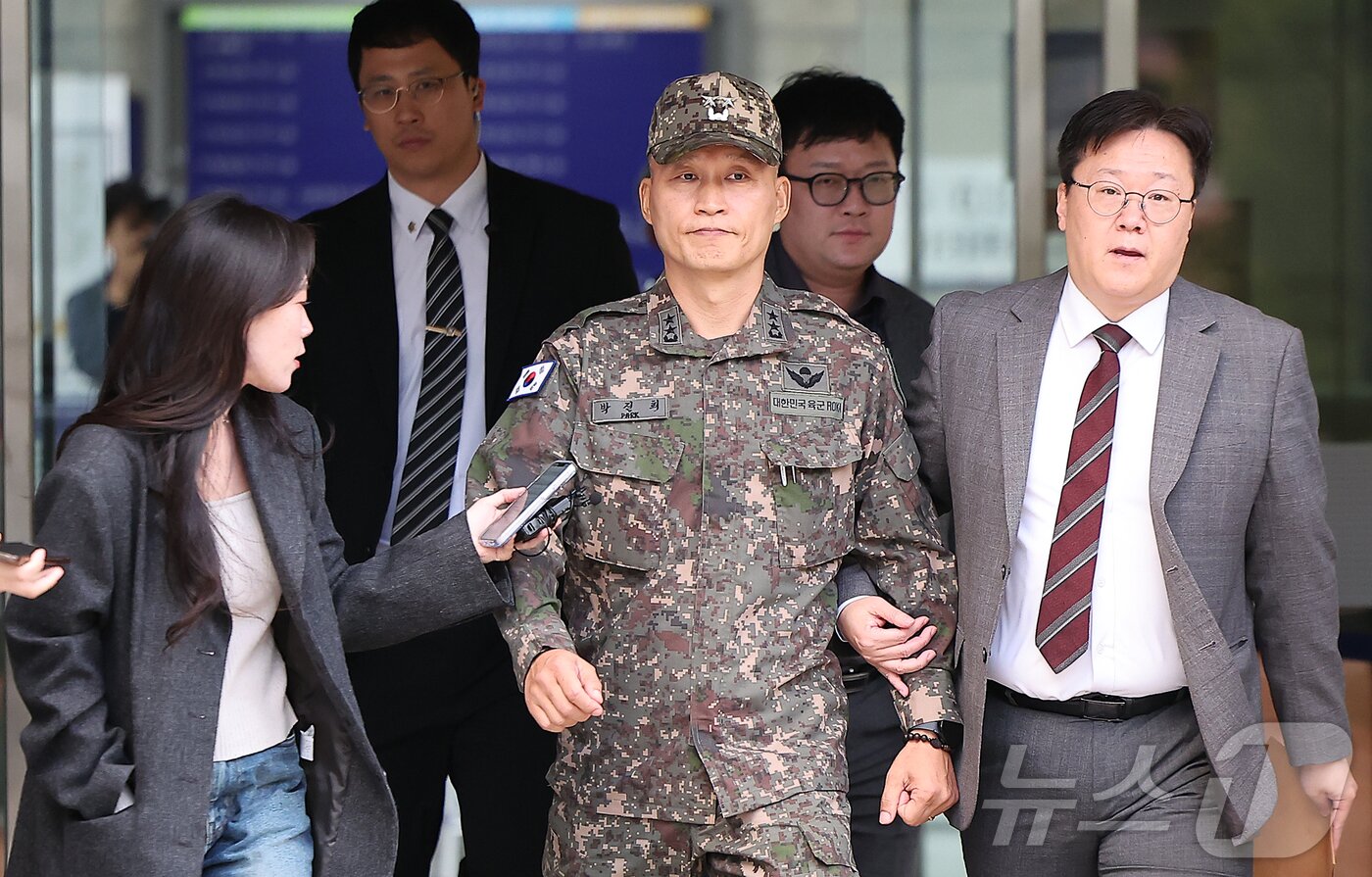 본문 이미지 - 채상병 순직 및 수사 외압·은폐 의혹의 핵심 피의자인 박진희 전 국방부 군사보좌관이 23일 오후 서초구 서울중앙지방법원에서 열린 구속 전 피의자 심문(영장실질심사)을 마친 뒤 법원을 나서고 있다. 2025.10.23/뉴스1 ⓒ News1 김진환 기자