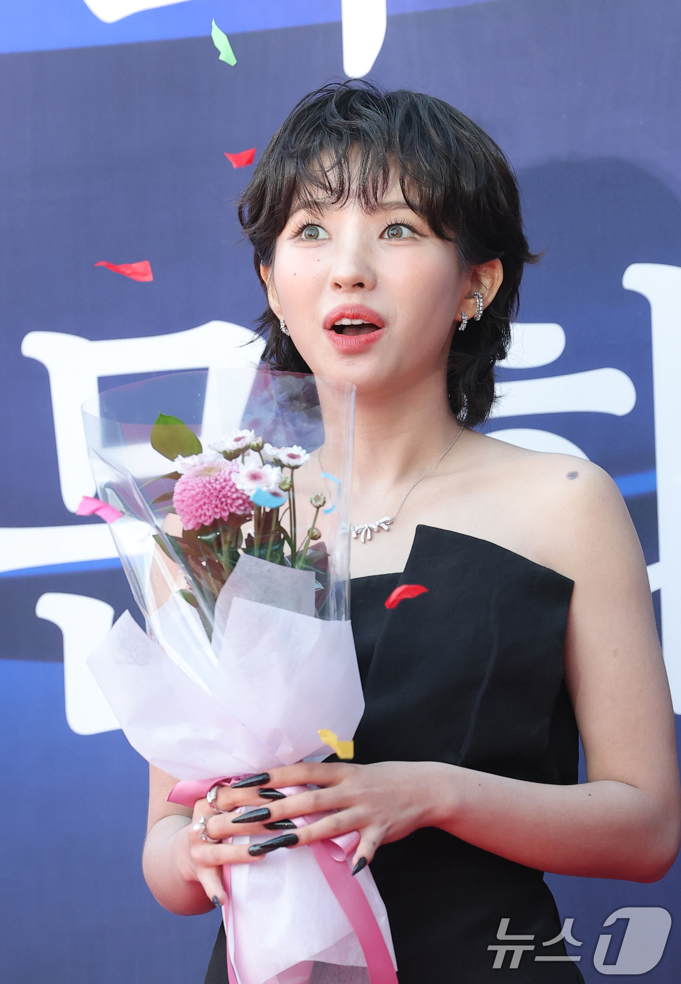 (서울=뉴스1) 권현진 기자 = 아이들 소연이 23일 오후 서울 중구 국립극장 해오름극장에서 열린 '2025 대한민국 대중문화예술상 시상식' 레드카펫에 참석해 생일을 맞은 민니를 …