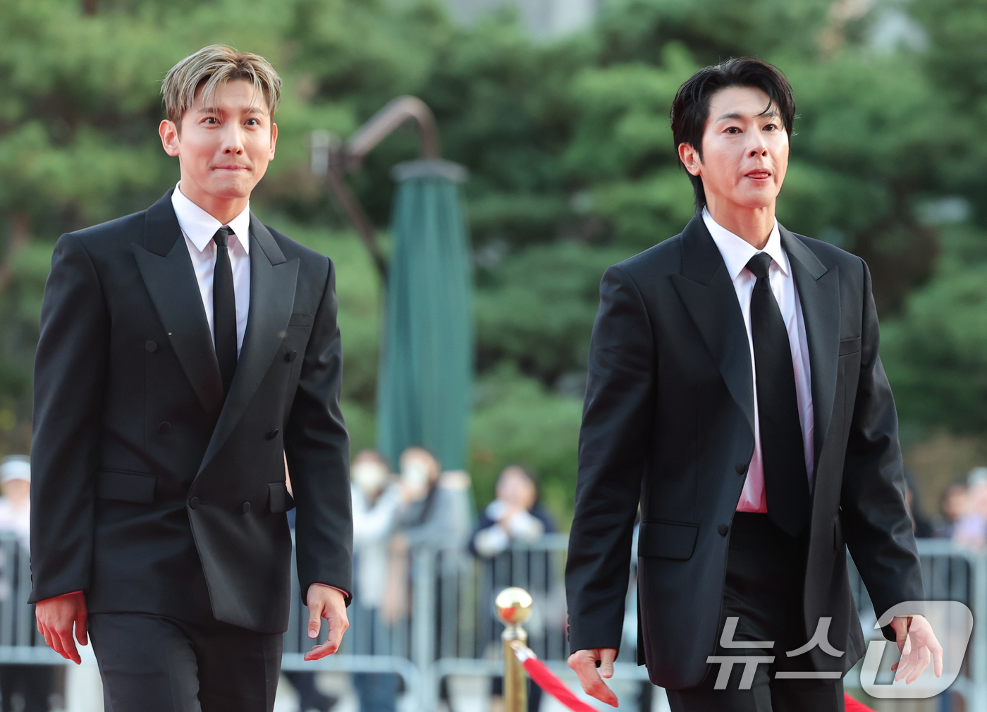 (서울=뉴스1) 권현진 기자 = 동방신기 최강창민과 유노윤호(오른쪽)가 23일 오후 서울 중구 국립극장 해오름극장에서 열린 '2025 대한민국 대중문화예술상 시상식' 레드카펫에 참 …