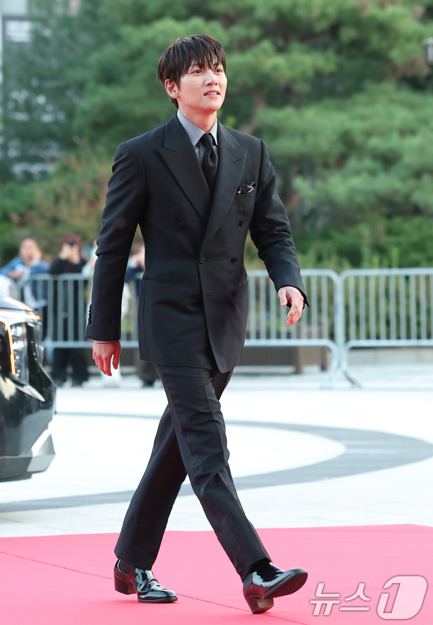 (서울=뉴스1) 권현진 기자 = 배우 지창욱이 23일 오후 서울 중구 국립극장 해오름극장에서 열린 '2025 대한민국 대중문화예술상 시상식' 레드카펫에 참석하고 있다. 2025.1 …