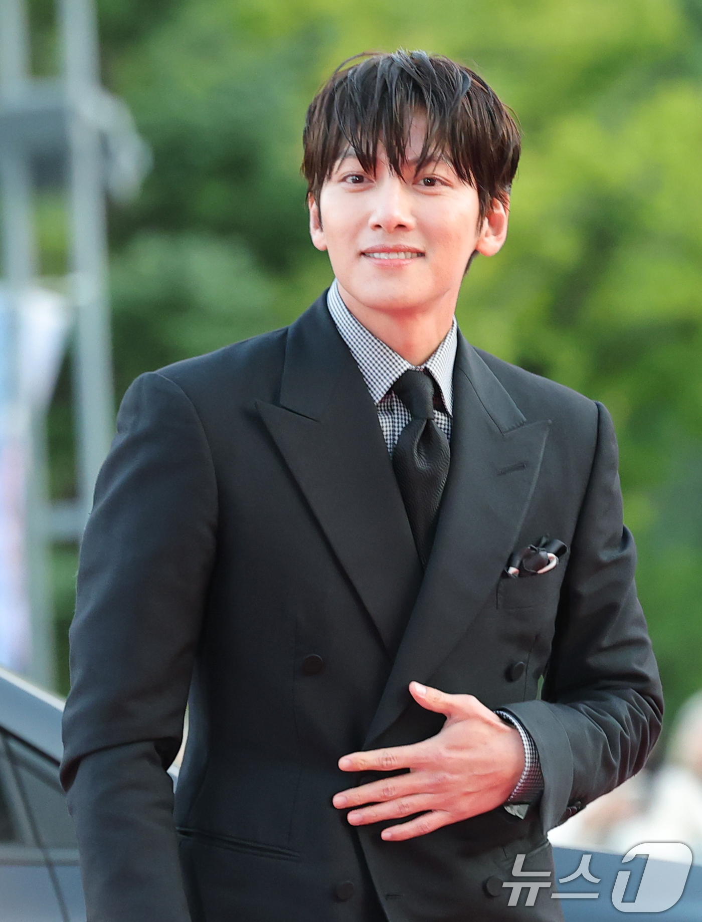 (서울=뉴스1) 권현진 기자 = 배우 지창욱이 23일 오후 서울 중구 국립극장 해오름극장에서 열린 '2025 대한민국 대중문화예술상 시상식' 레드카펫에 참석하고 있다. 2025.1 …