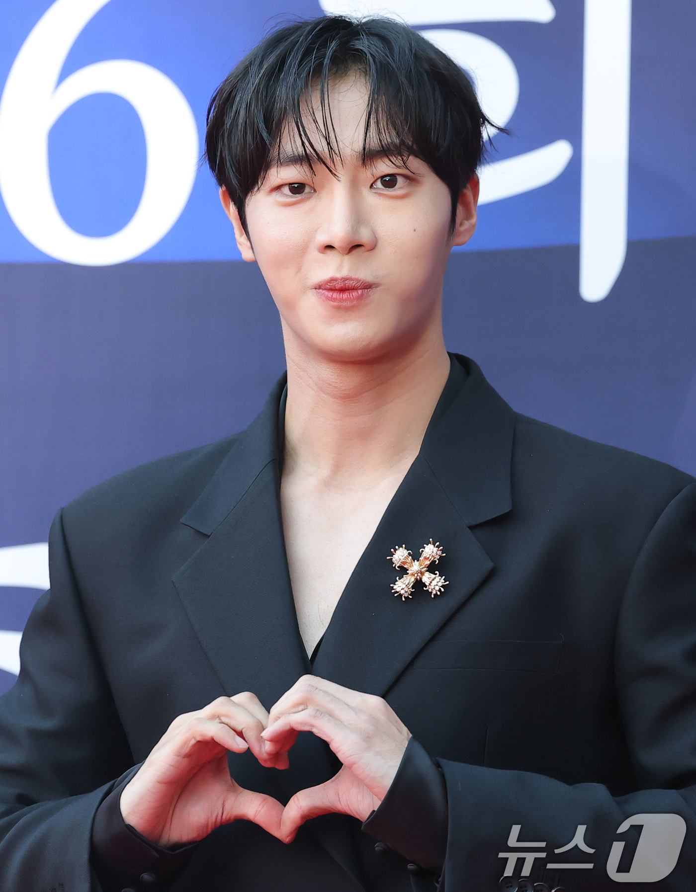 (서울=뉴스1) 권현진 기자 = 배우 추영우가 23일 오후 서울 중구 국립극장 해오름극장에서 열린 '2025 대한민국 대중문화예술상 시상식' 레드카펫에 참석해 포즈를 취하고 있다. …