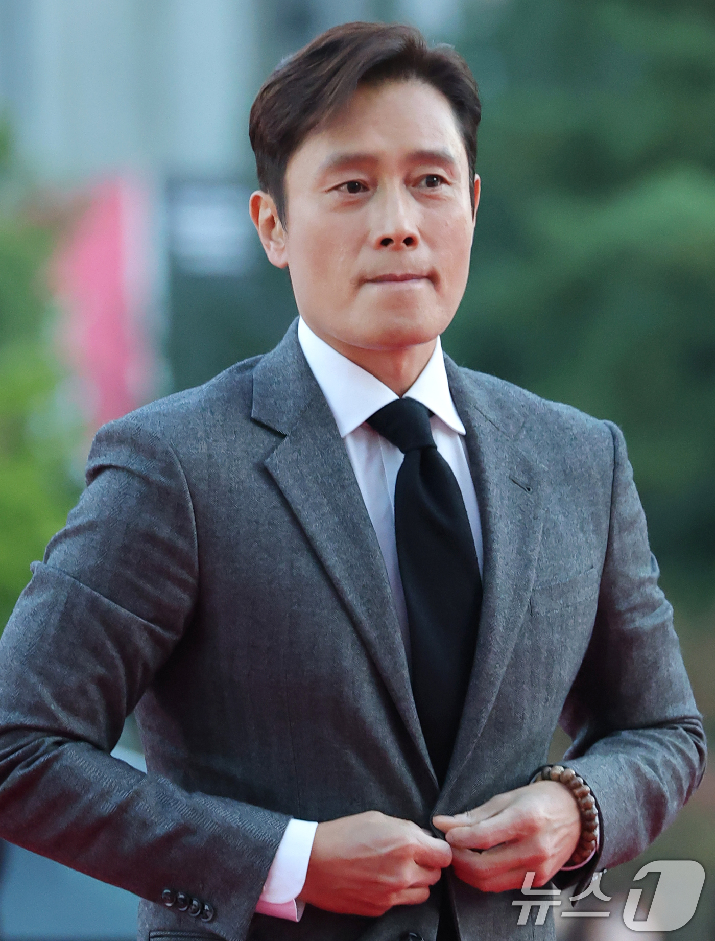 (서울=뉴스1) 권현진 기자 = 배우 이병헌이 23일 오후 서울 중구 국립극장 해오름극장에서 열린 '2025 대한민국 대중문화예술상 시상식' 레드카펫에 참석하고 있다. 2025.1 …