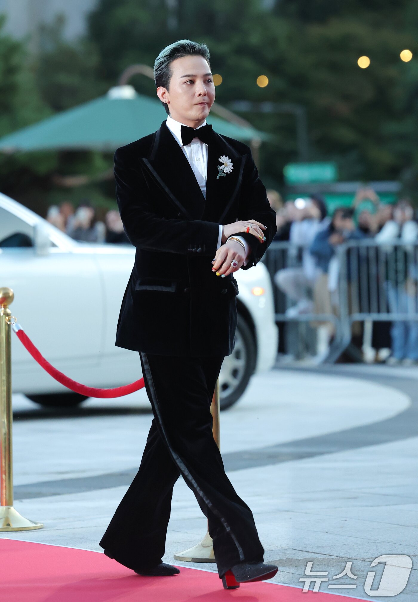 본문 이미지 - 빅뱅 지드래곤이 23일 오후 서울 중구 국립극장 해오름극장에서 열린 &#39;2025 대한민국 대중문화예술상 시상식&#39;에 참석해 레드카펫을 밟고 있다.. 2025.10.23/뉴스1 ⓒ News1 권현진 기자