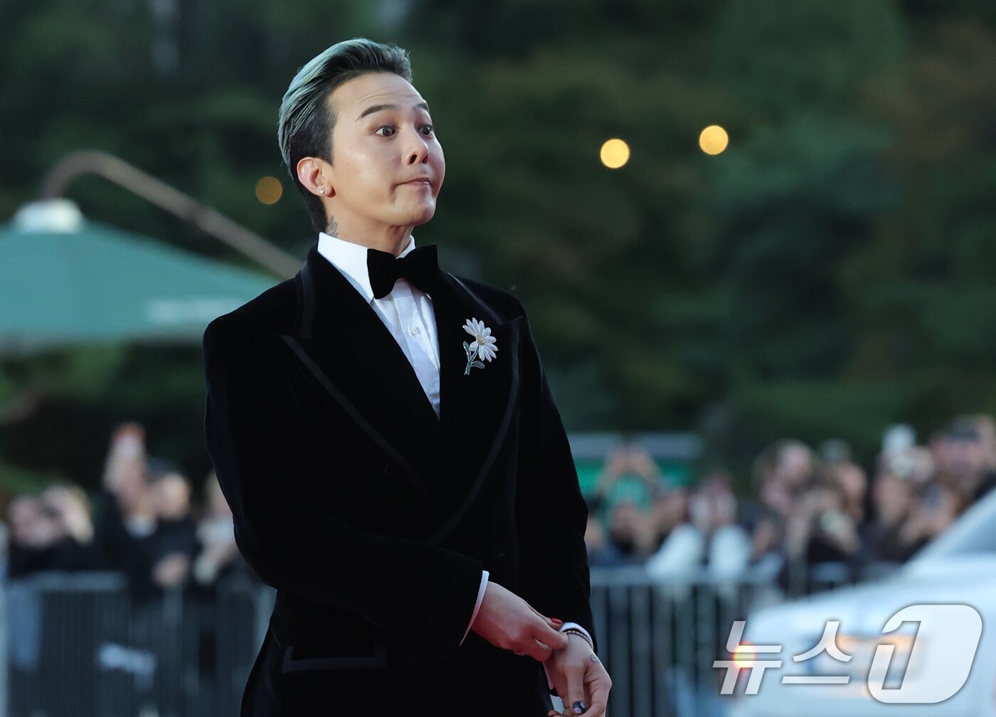 본문 이미지 - 빅뱅 지드래곤이 23일 오후 서울 중구 국립극장 해오름극장에서 열린 &#39;2025 대한민국 대중문화예술상 시상식&#39; 레드카펫에 참석하고 있다. 2025.10.23/뉴스1 ⓒ News1 권현진 기자