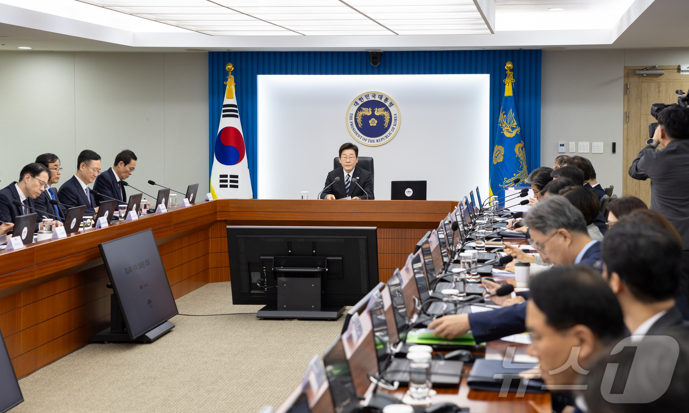 (서울=뉴스1) 이재명 기자 = 이재명 대통령이 23일 서울 용산 대통령실 청사에서 열린 수석보좌관회의에서 발언하고 있다. (대통령실 제공. 재판매 및 DB 금지) 2025.10. …