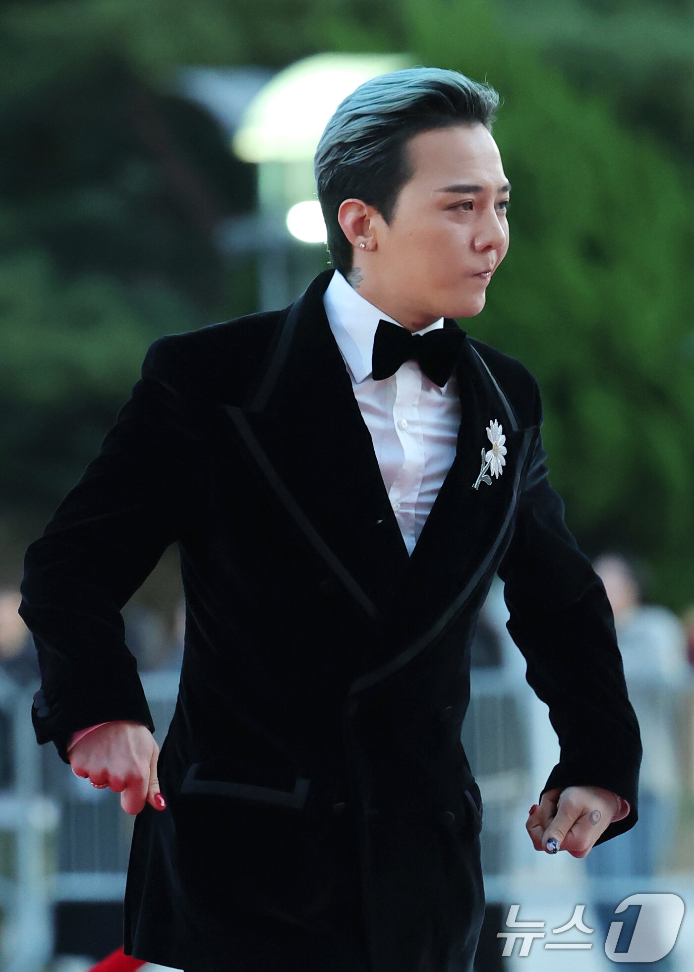 본문 이미지 - 빅뱅 지드래곤이 23일 오후 서울 중구 국립극장 해오름극장에서 열린 &#39;2025 대한민국 대중문화예술상 시상식&#39; 레드카펫에 참석하고 있다. 2025.10.23/뉴스1 ⓒ News1 권현진 기자