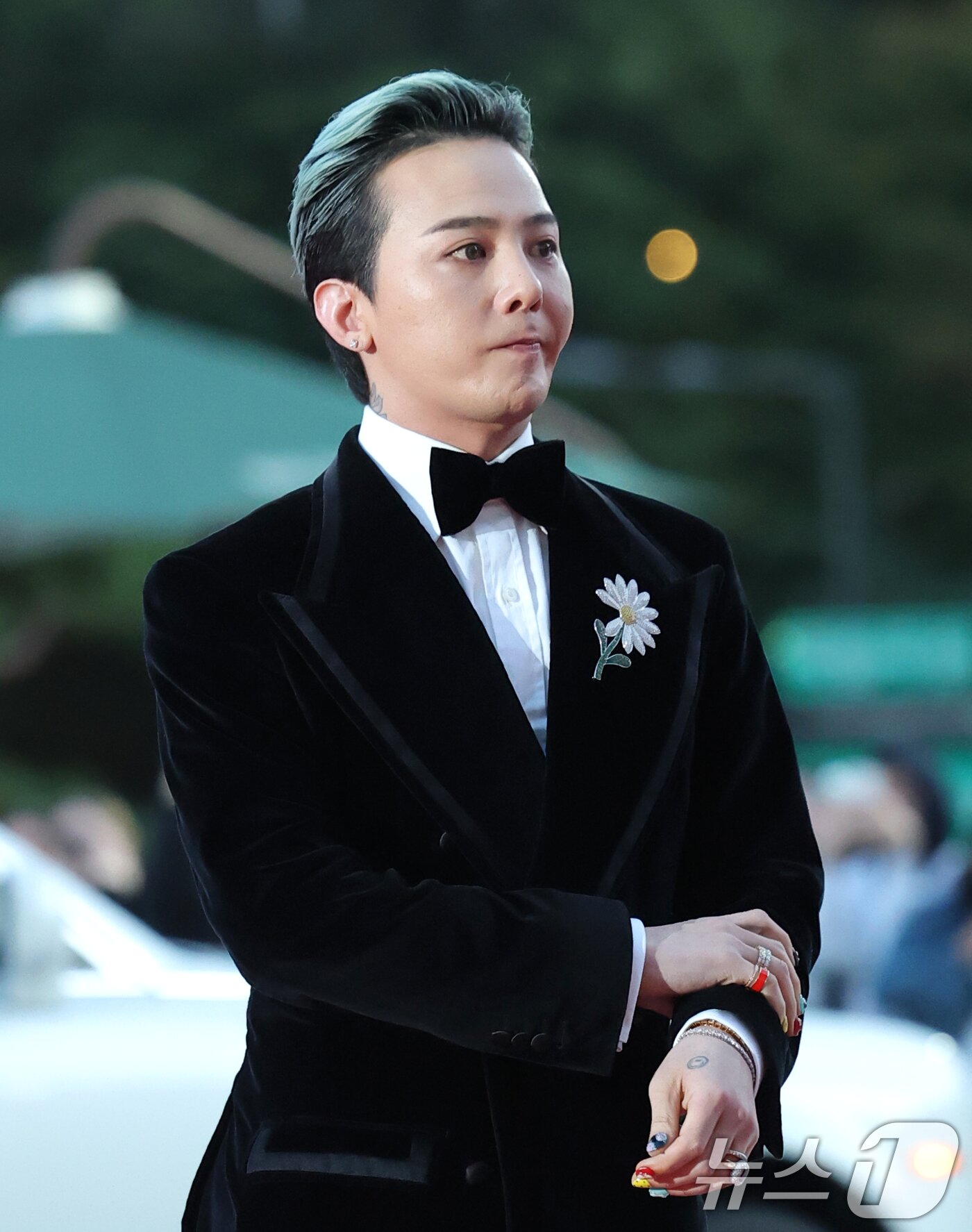 본문 이미지 - 빅뱅 지드래곤이 23일 오후 서울 중구 국립극장 해오름극장에서 열린 &#39;2025 대한민국 대중문화예술상 시상식&#39;에서  레드카펫을 밟고 있다. 2025.10.23/뉴스1 ⓒ News1 권현진 기자