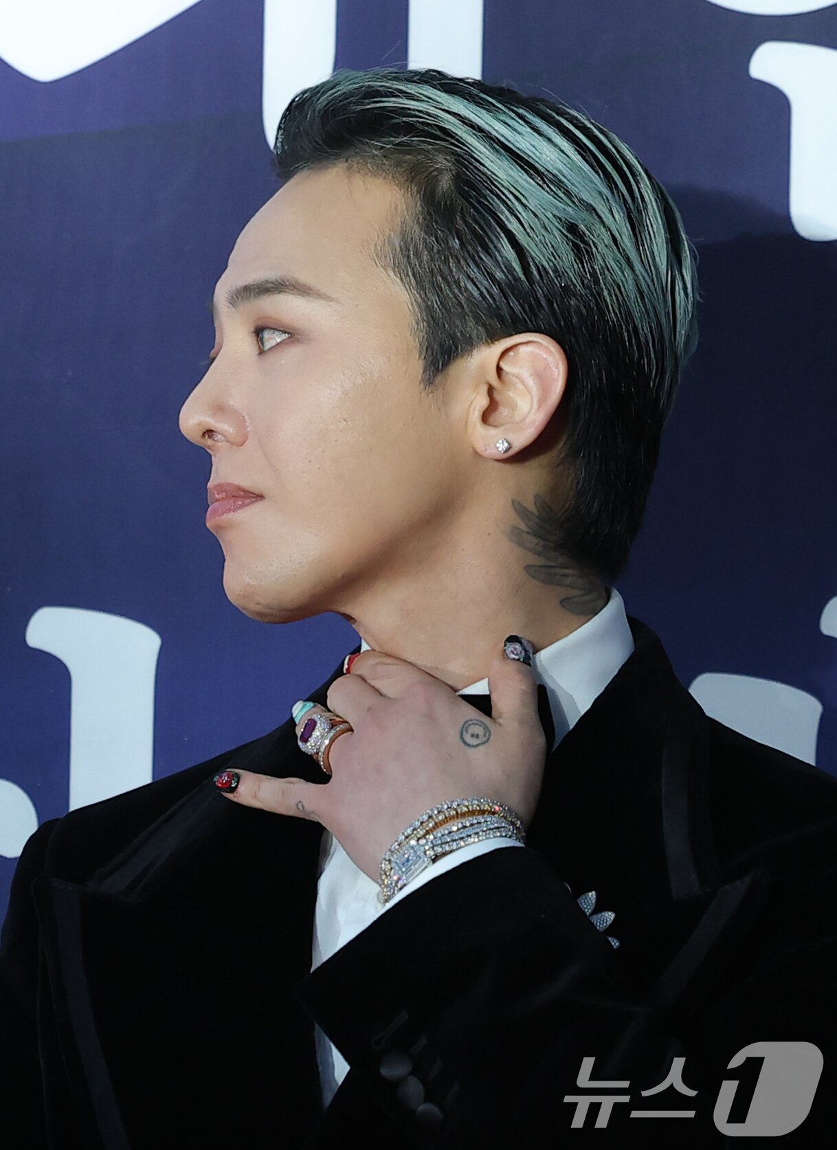 본문 이미지 - 빅뱅 지드래곤이 23일 오후 서울 중구 국립극장 해오름극장에서 열린 &#39;2025 대한민국 대중문화예술상 시상식&#39; 레드카펫에 참석해 포즈를 취하고 있다. 2025.10.23/뉴스1 ⓒ News1 권현진 기자