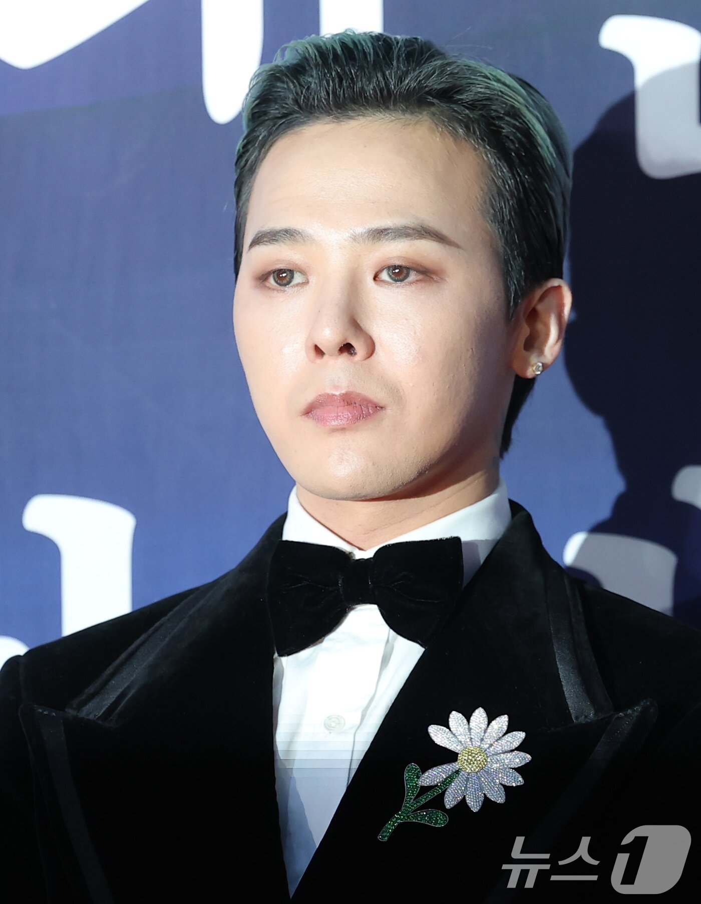 본문 이미지 - 빅뱅 지드래곤이 23일 오후 서울 중구 국립극장 해오름극장에서 열린 &#39;2025 대한민국 대중문화예술상 시상식&#39; 레드카펫에 참석해 포즈를 취하고 있다. 2025.10.23/뉴스1 ⓒ News1 권현진 기자