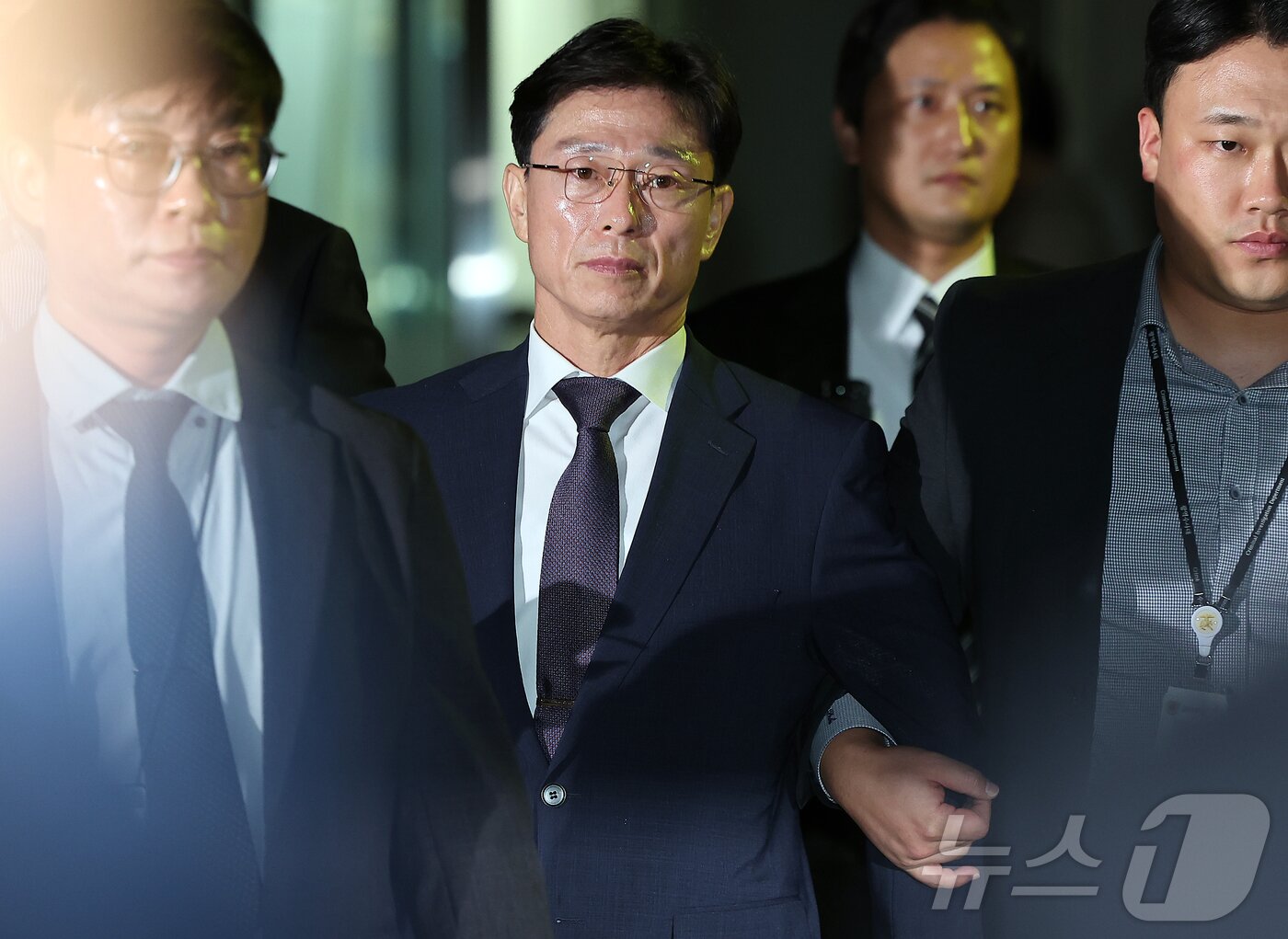 본문 이미지 - 채상병 순직 및 수사 외압·은폐 의혹의 핵심 피의자인 임성근 전 해병대 1사단장이 23일 오후 서초구 서울중앙지방법원에서 열린 구속 전 피의자 심문(영장실질심사)을 마친 뒤 법원을 빠져나가고 있다. 2025.10.23/뉴스1 ⓒ News1 김진환 기자