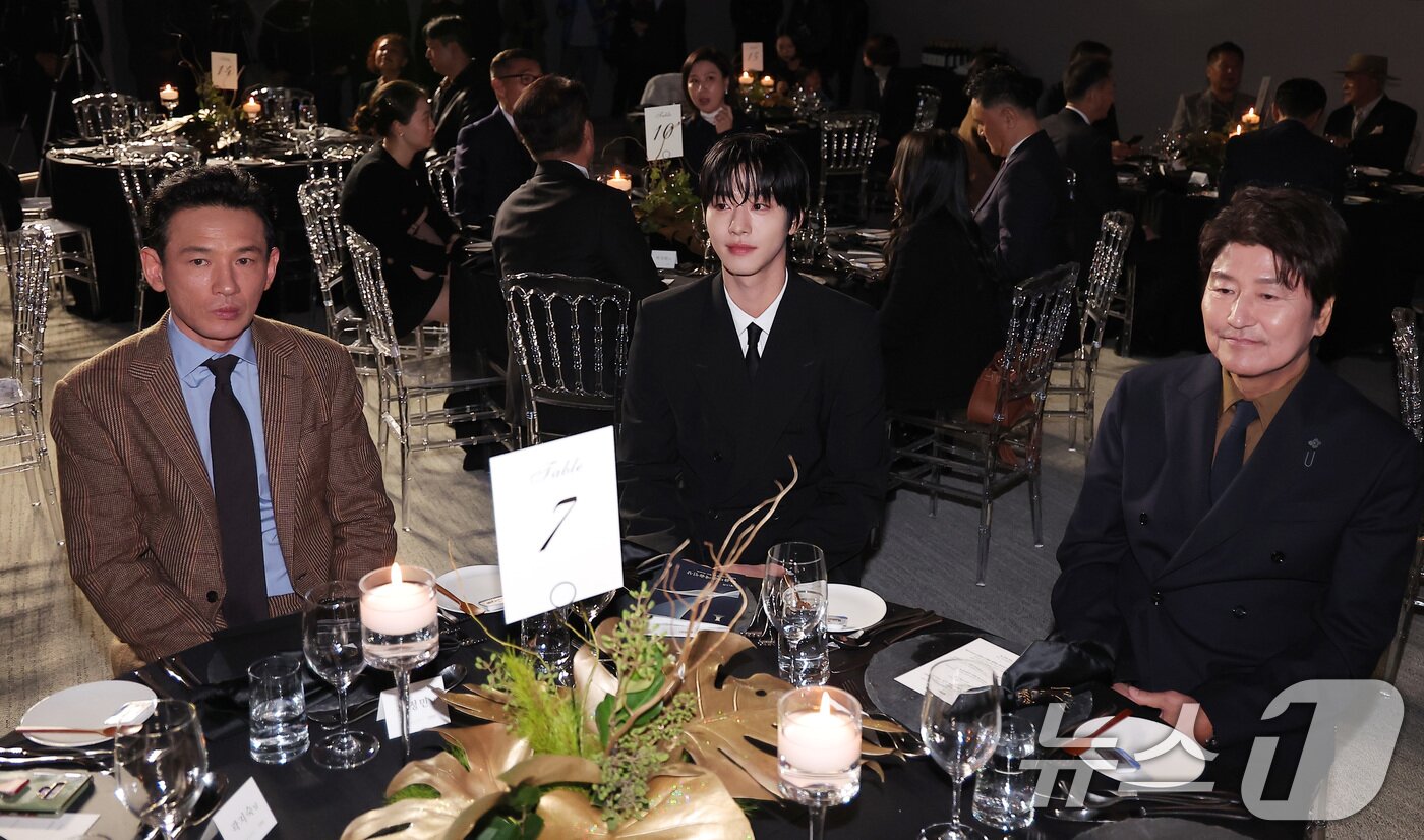 본문 이미지 - 배우 황정민(왼쪽부터), 안효섭, 송강호가 23일 서울 강덕구 고덕동 스테이지28에서 열린 제15회 아름다운예술인상 시상식에 참석해 자리하고 있다. 2025.10.23/뉴스1 ⓒ News1 김성진 기자