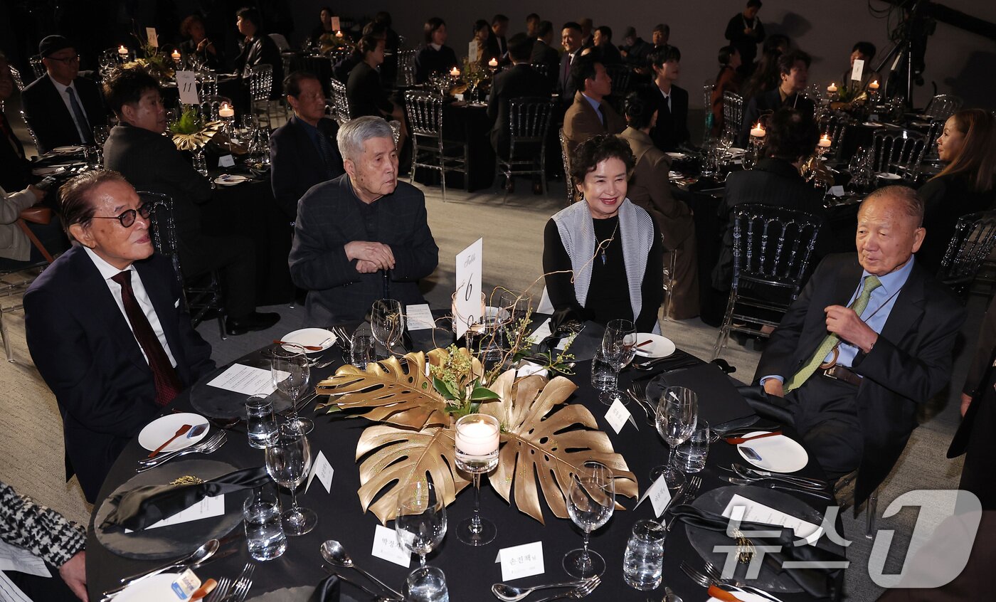 본문 이미지 - 원로배우 신영균, 임권택 감독, 채령, 김동호 전 부산국제영화제 조직위원장이 23일 서울 강덕구 고덕동 스테이지28에서 열린 제15회 아름다운예술인상 시상식에 참석해 자리하고 있다. 2025.10.23/뉴스1 ⓒ News1 김성진 기자
