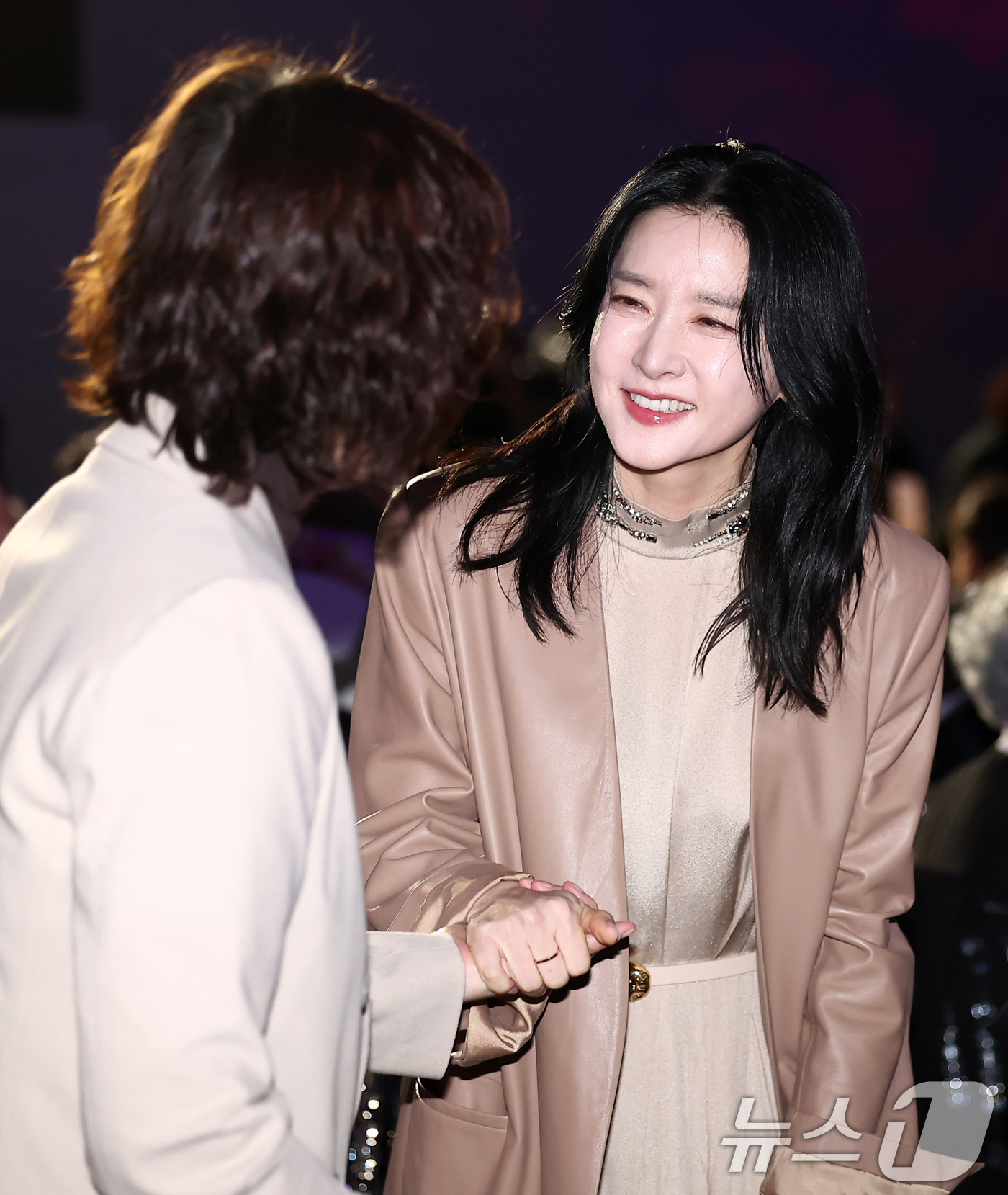 (서울=뉴스1) 김성진 기자 = 배우 이영애가 23일 서울 강덕구 고덕동 스테이지28에서 열린 제15회 아름다운예술인상 시상식에서 참석자들과 인사를 나누고 있다. 2025.10.2 …