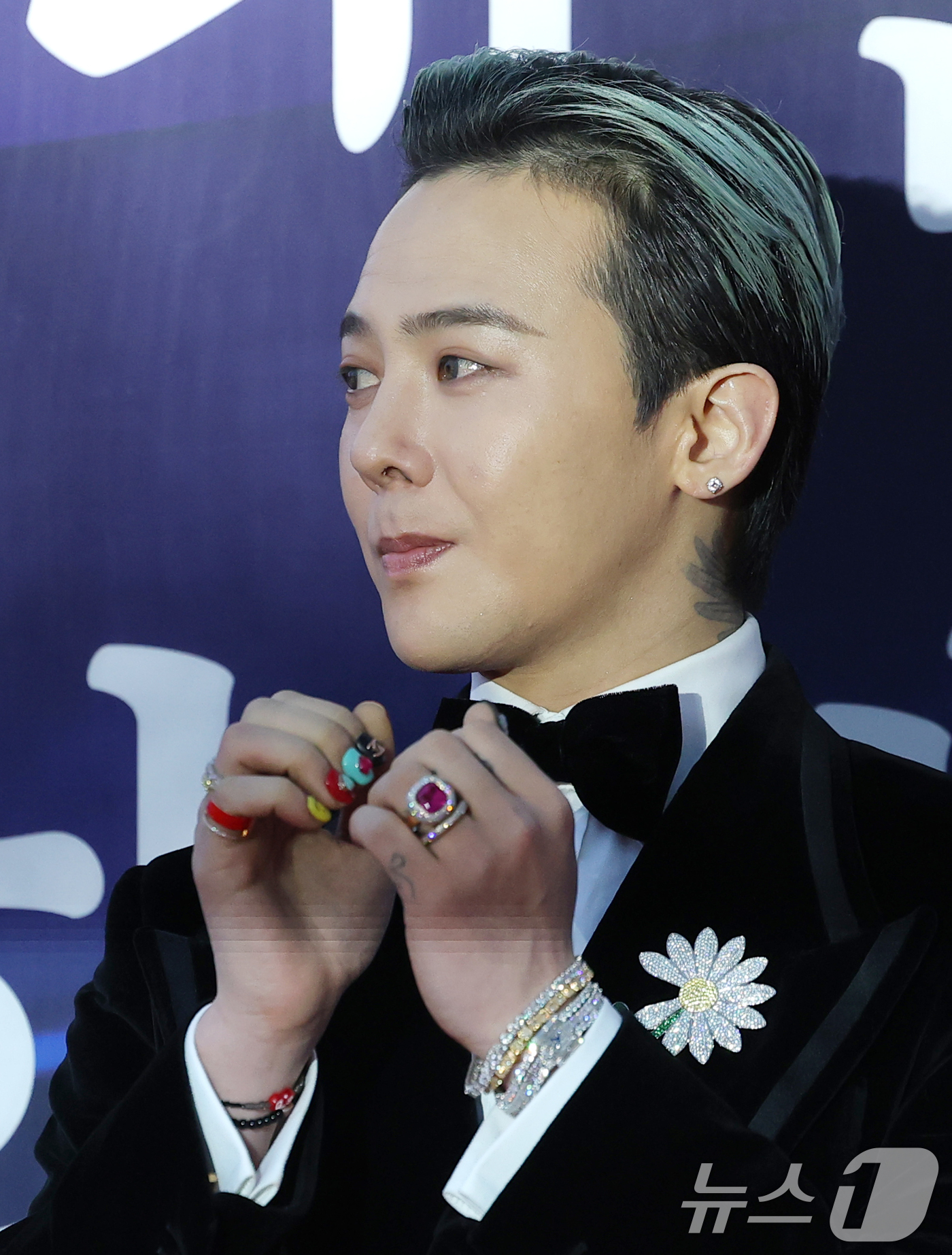 (서울=뉴스1) 권현진 기자 = 빅뱅 지드래곤이 23일 오후 서울 중구 국립극장 해오름극장에서 열린 '2025 대한민국 대중문화예술상 시상식' 레드카펫 행사에서 하트 포즈를 취하고 …