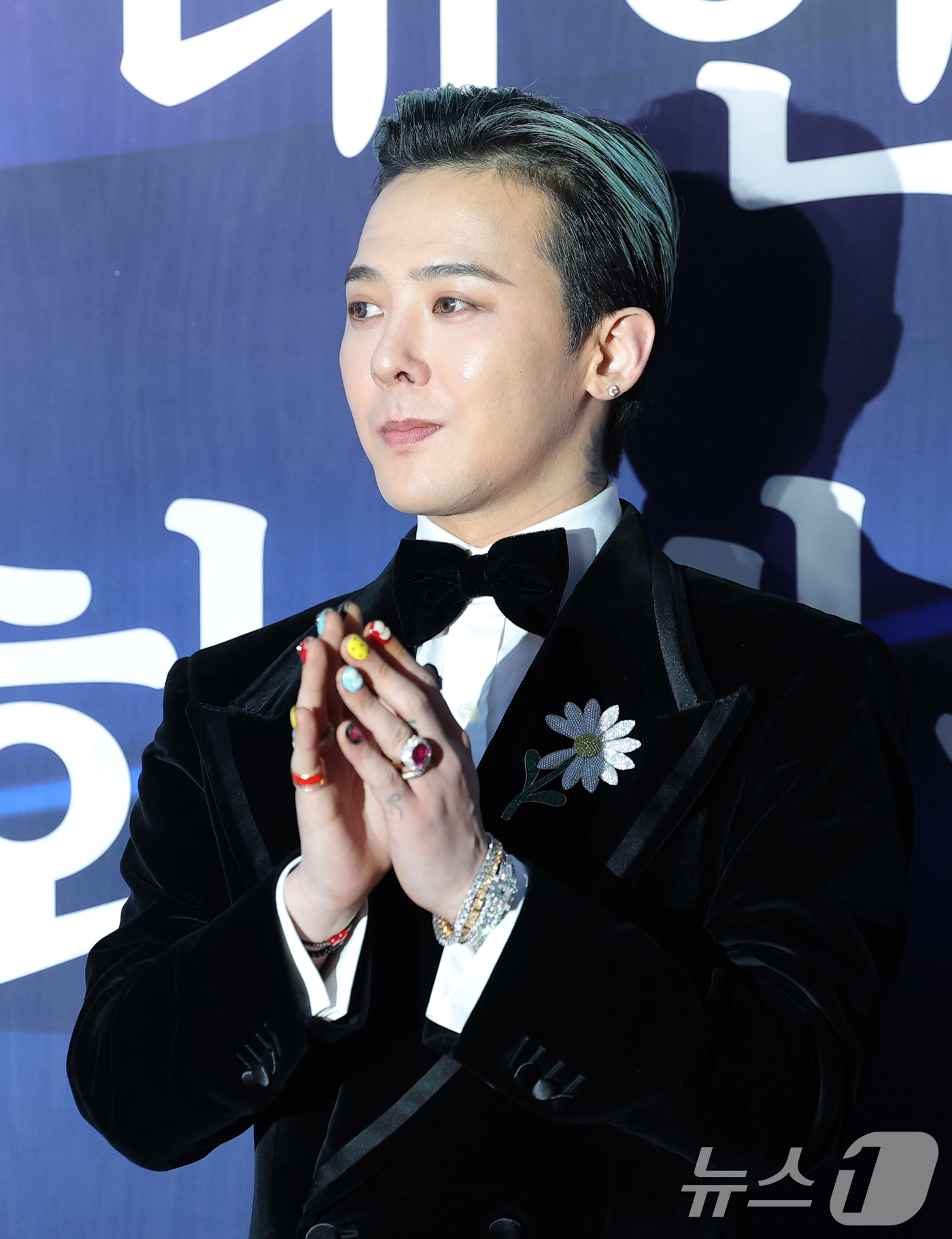 (서울=뉴스1) 권현진 기자 = 빅뱅 지드래곤이 23일 오후 서울 중구 국립극장 해오름극장에서 열린 '2025 대한민국 대중문화예술상 시상식' 레드카펫 행사에서 하트 포즈를 취하고 …