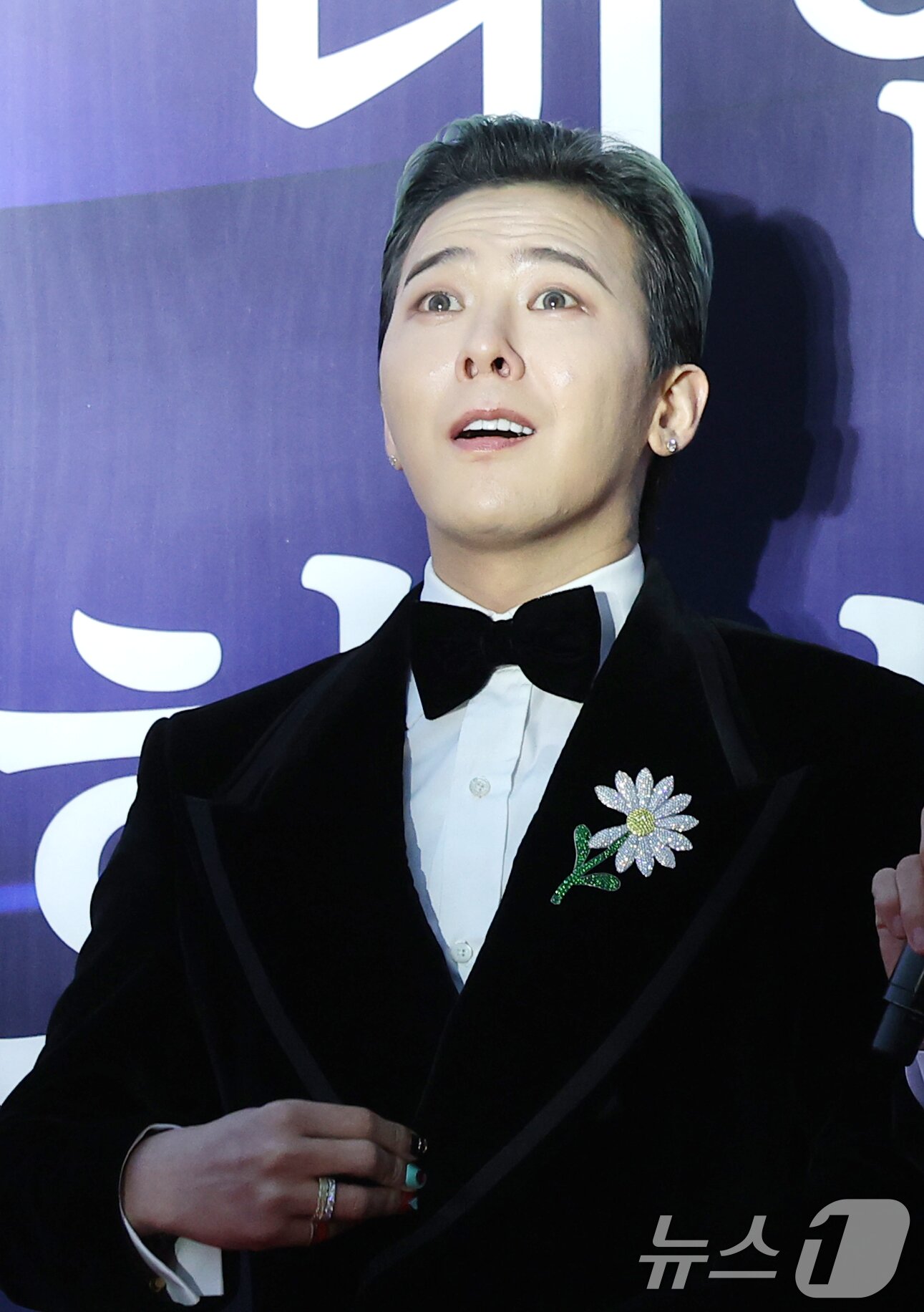 본문 이미지 - 빅뱅 지드래곤이 23일 오후 서울 중구 국립극장 해오름극장에서 열린 &#39;2025 대한민국 대중문화예술상 시상식&#39; 레드카펫 행사에서 하트 포즈를 취하고 있다. 2025.10.23/뉴스1 ⓒ News1 권현진 기자