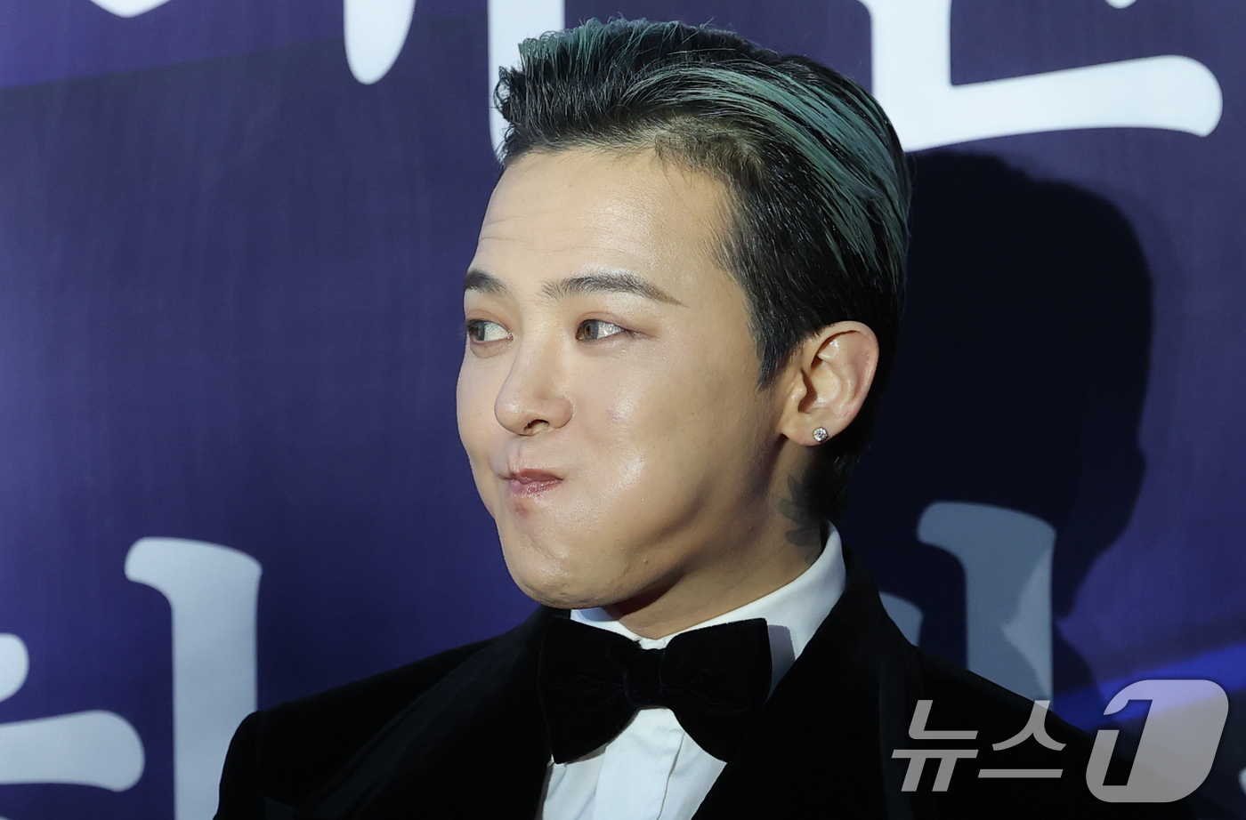 (서울=뉴스1) 권현진 기자 = 빅뱅 지드래곤이 23일 오후 서울 중구 국립극장 해오름극장에서 열린 '2025 대한민국 대중문화예술상 시상식' 레드카펫 행사에서 귀여운 포즈를 취하 …