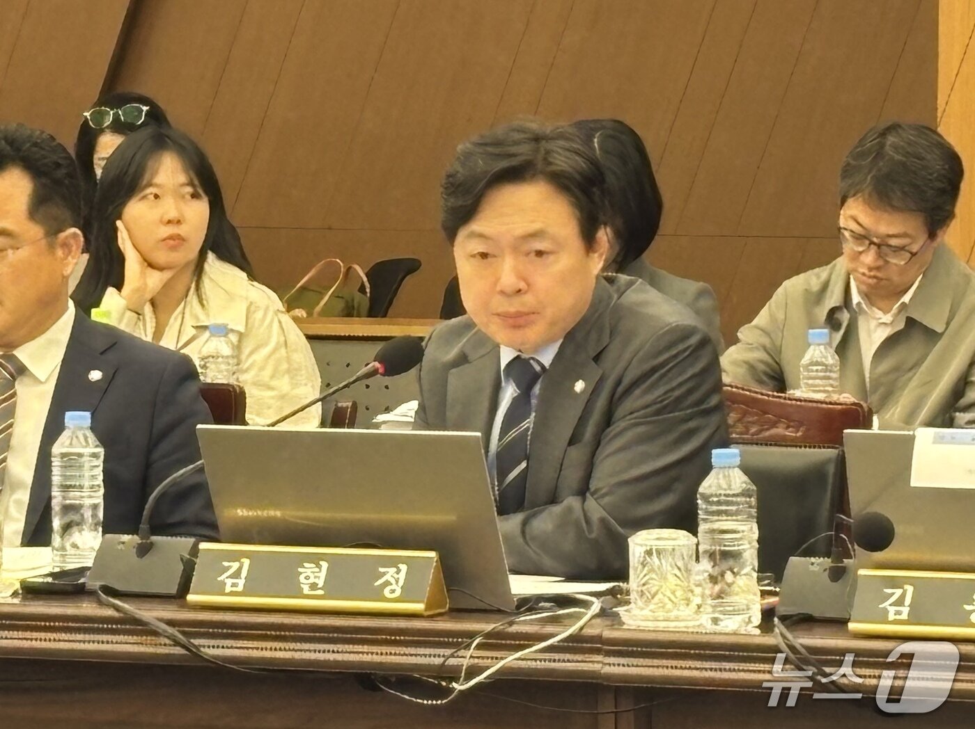 본문 이미지 - 23일 BIFC에서 열린 국회 정무위 국정감사에서 질의하는 김현정 더불어민주당 국회의원 (2025.10.23/뉴스1 ⓒ News1 홍윤 기자)