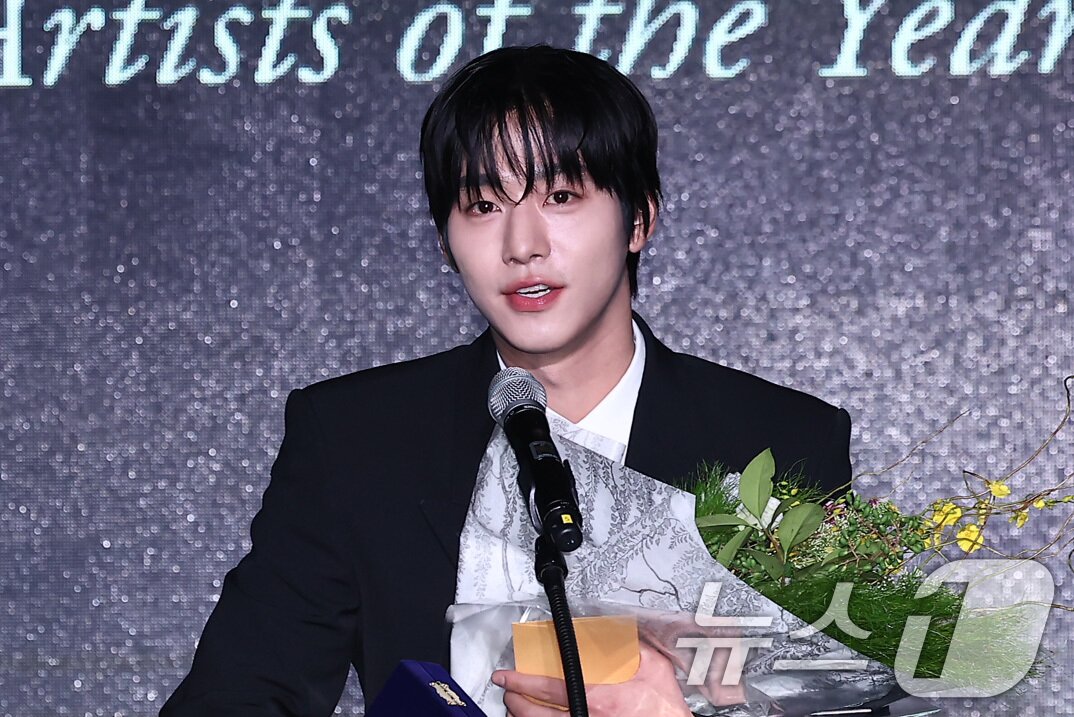 본문 이미지 - 배우 안효섭이 23일 서울 강덕구 고덕동 스테이지28에서 열린 제15회 아름다운예술인상 시상식에서 신인예술인 부문을 수상한 후 소감을 말하고 있다. 2025.10.23/뉴스1 ⓒ News1 김성진 기자