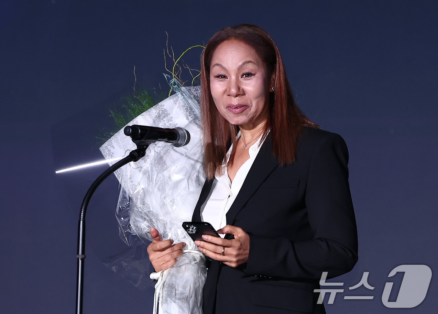 본문 이미지 - 가수 인순이가 23일 서울 강덕구 고덕동 스테이지28에서 열린 제15회 아름다운예술인상 시상식에서 굿피플예술인 부문을 수상한 후 소감을 말하고 있다. 2025.10.23/뉴스1 ⓒ News1 김성진 기자