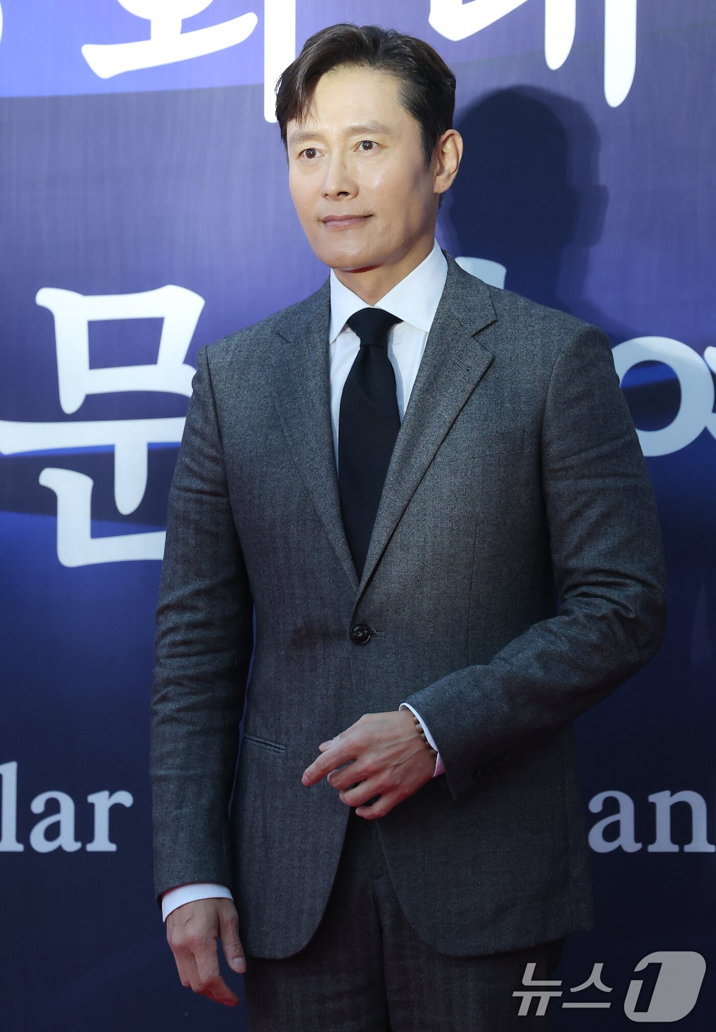 본문 이미지 - 배우 이병헌이 23일 오후 서울 중구 국립극장 해오름극장에서 열린 '2025 대한민국 대중문화예술상 시상식' 레드카펫에 참석해 포즈를 취하고 있다. 2025.10.23/뉴스1 ⓒ News1 권현진 기자