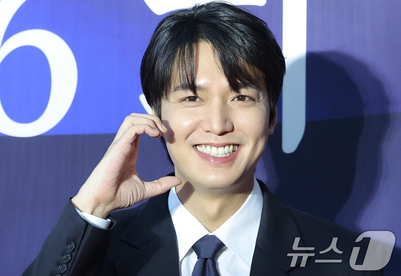 (서울=뉴스1) 권현진 기자 = 배우 이민호가 23일 오후 서울 중구 국립극장 해오름극장에서 열린 '2025 대한민국 대중문화예술상 시상식' 레드카펫에 참석해 포즈를 취하고 있다. …