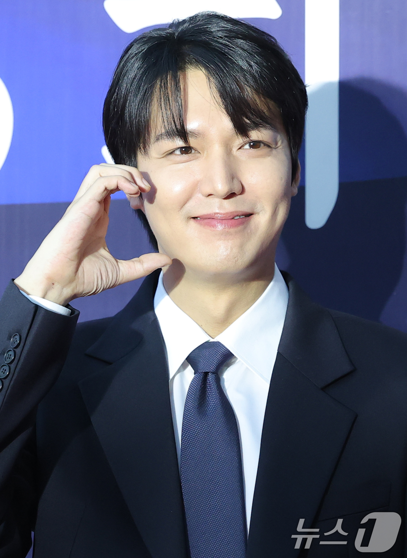 (서울=뉴스1) 권현진 기자 = 배우 이민호가 23일 오후 서울 중구 국립극장 해오름극장에서 열린 '2025 대한민국 대중문화예술상 시상식' 레드카펫에 참석해 포즈를 취하고 있다. …