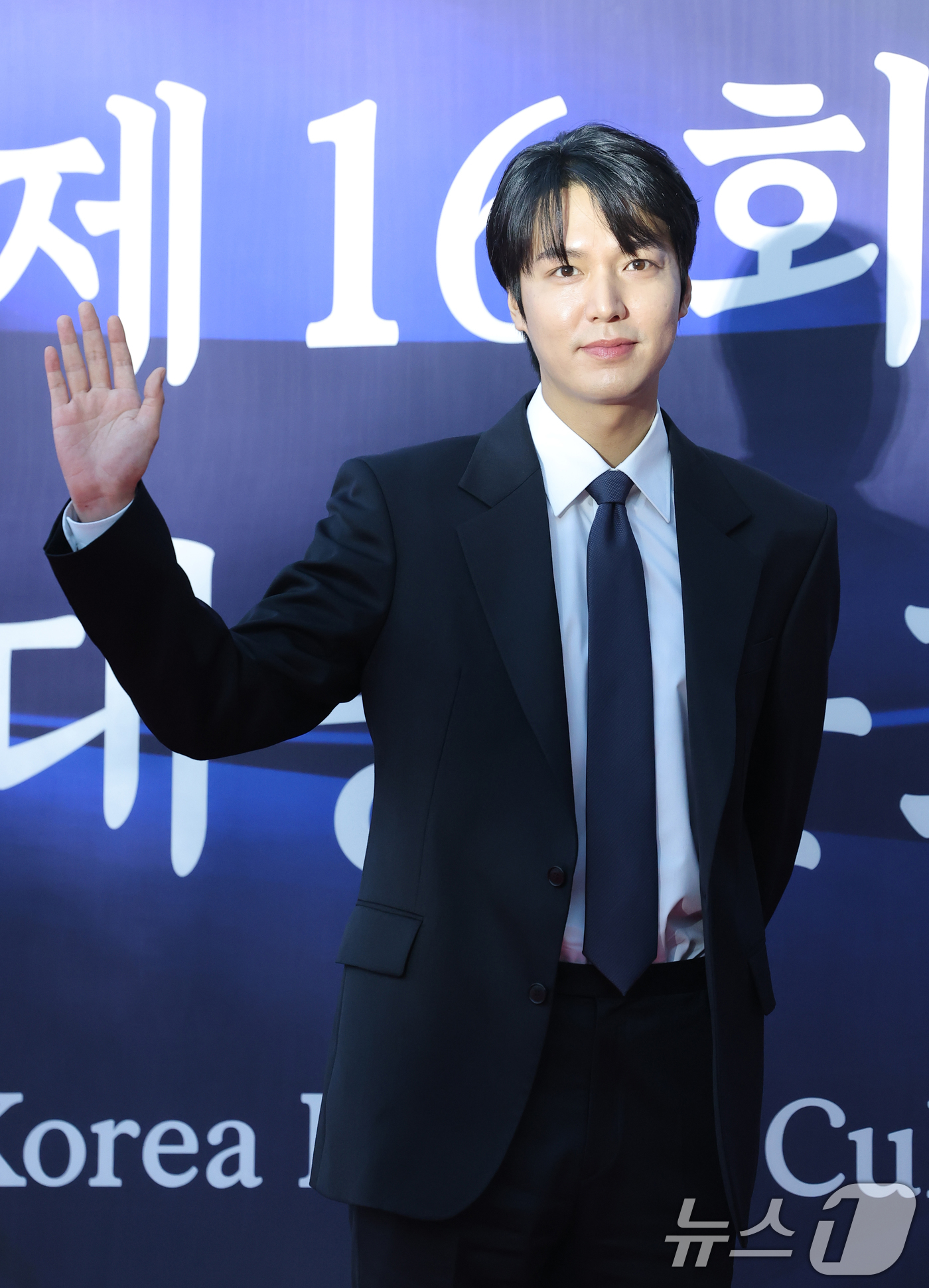 (서울=뉴스1) 권현진 기자 = 배우 이민호가 23일 오후 서울 중구 국립극장 해오름극장에서 열린 '2025 대한민국 대중문화예술상 시상식' 레드카펫에 참석해 포즈를 취하고 있다. …