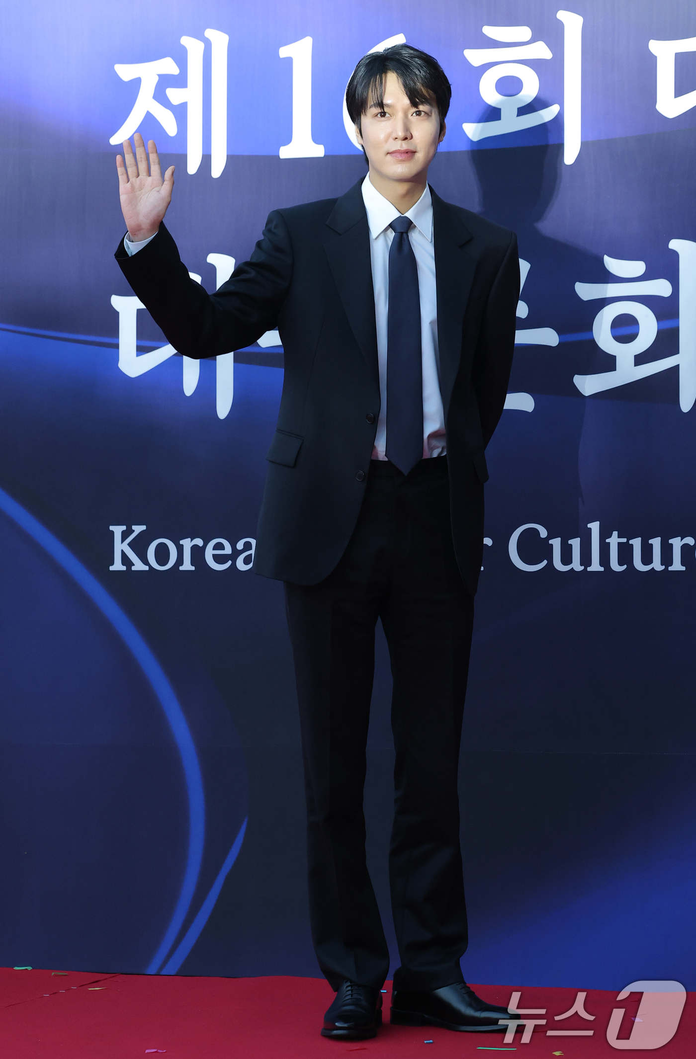 (서울=뉴스1) 권현진 기자 = 배우 이민호가 23일 오후 서울 중구 국립극장 해오름극장에서 열린 '2025 대한민국 대중문화예술상 시상식' 레드카펫에 참석해 포즈를 취하고 있다. …