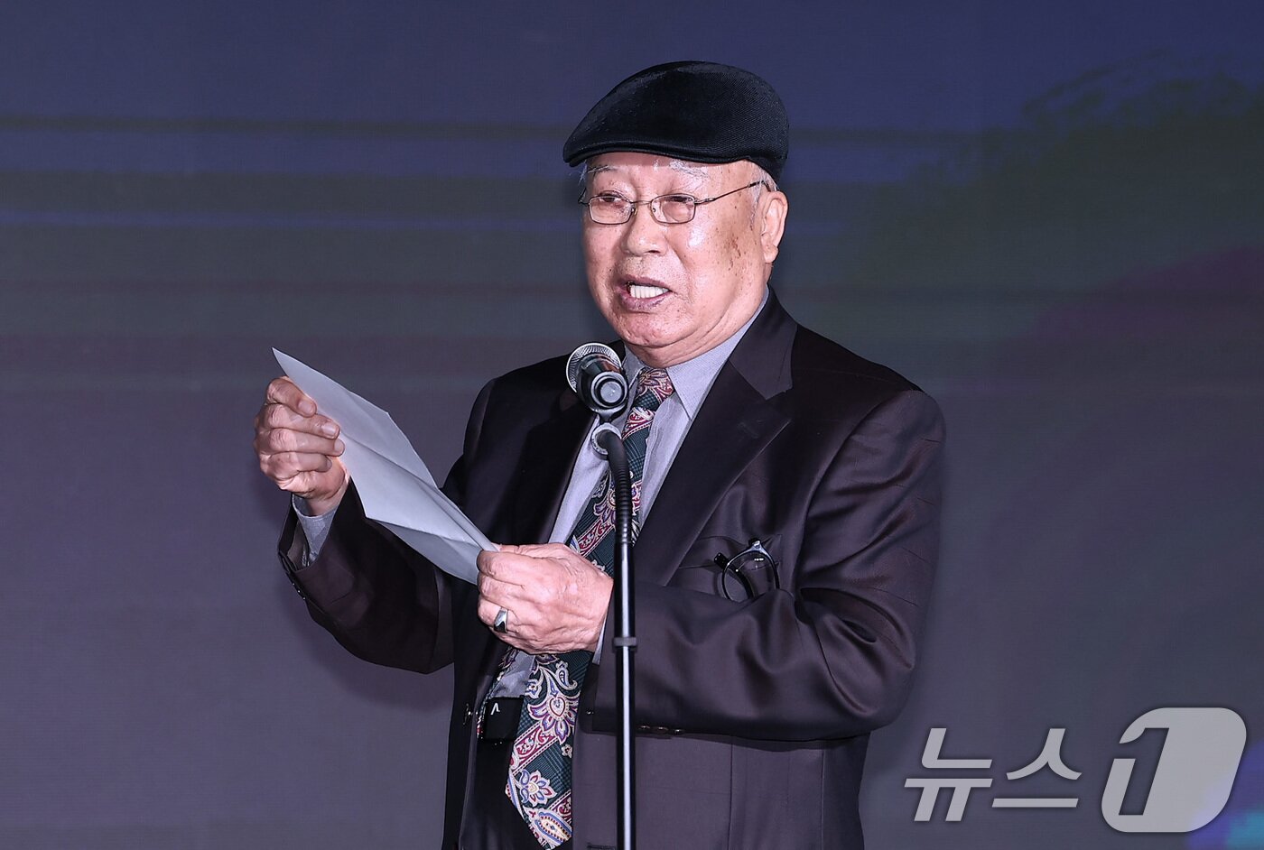 본문 이미지 - 영화사 황기선사단의 황기성 회장이 23일 서울 강덕구 고덕동 스테이지28에서 열린 제15회 아름다운예술인상 시상식에서 공로예술인 부문을 수상한 후 소감을 말하고 있다. 2025.10.23/뉴스1 ⓒ News1 김성진 기자