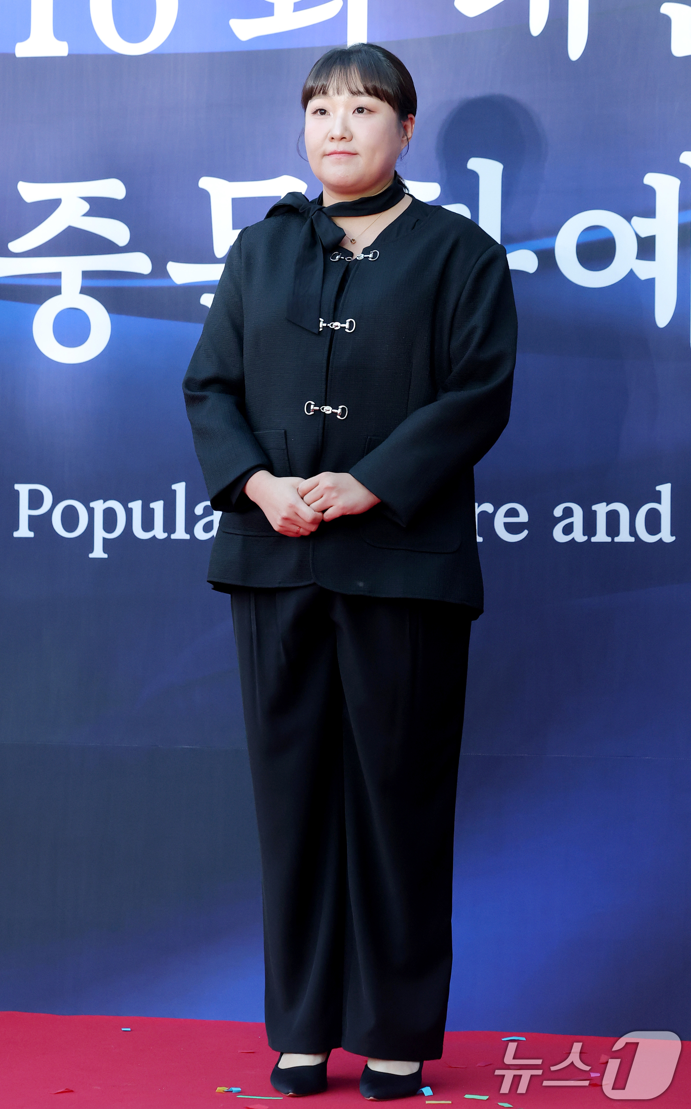 (서울=뉴스1) 권현진 기자 = 배우 이수지가 23일 오후 서울 중구 국립극장 해오름극장에서 열린 '2025 대한민국 대중문화예술상 시상식' 레드카펫에 참석해 포즈를 취하고 있다. …