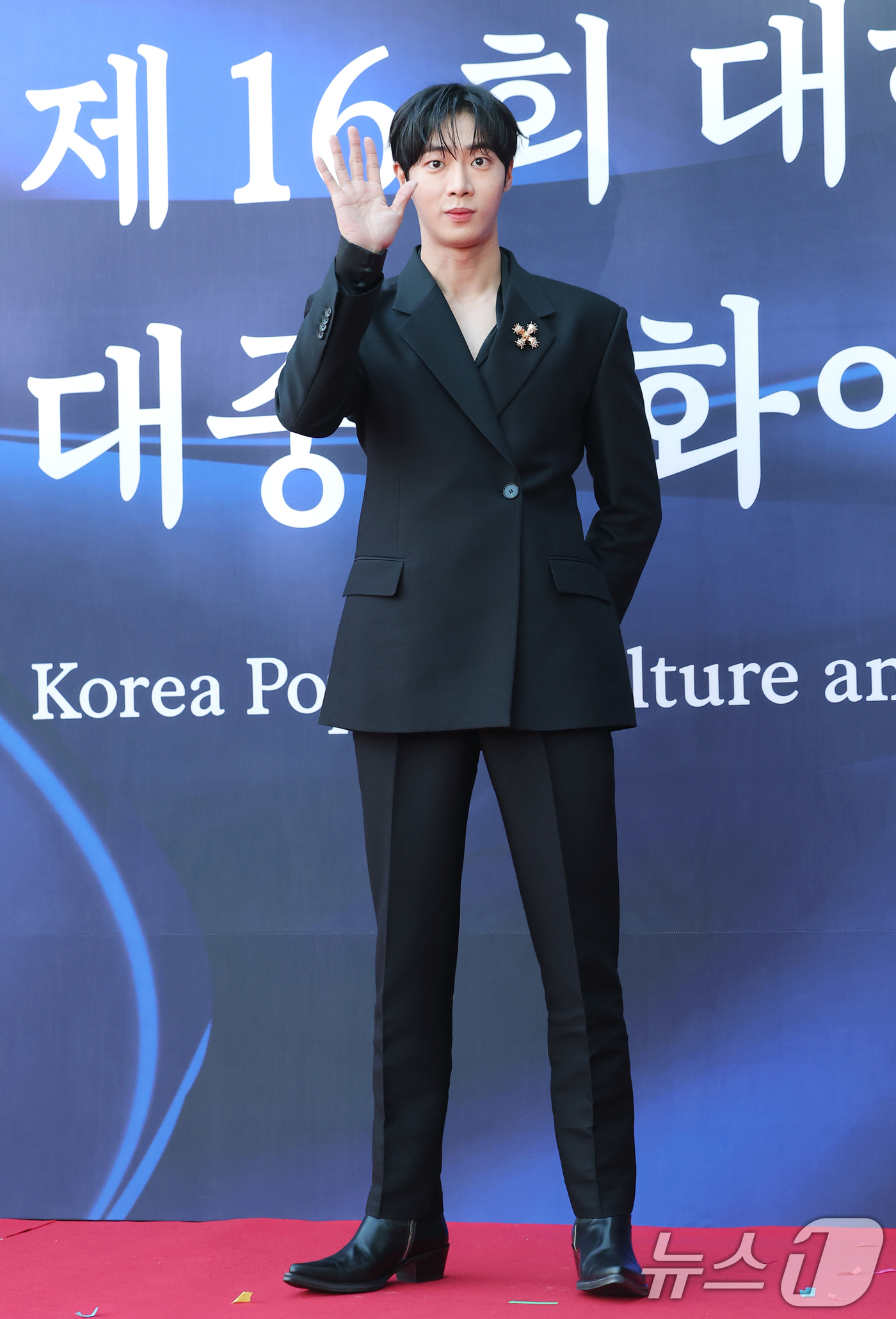 (서울=뉴스1) 권현진 기자 = 배우 추영우가 23일 오후 서울 중구 국립극장 해오름극장에서 열린 '2025 대한민국 대중문화예술상 시상식' 레드카펫에 참석해 포즈를 취하고 있다. …