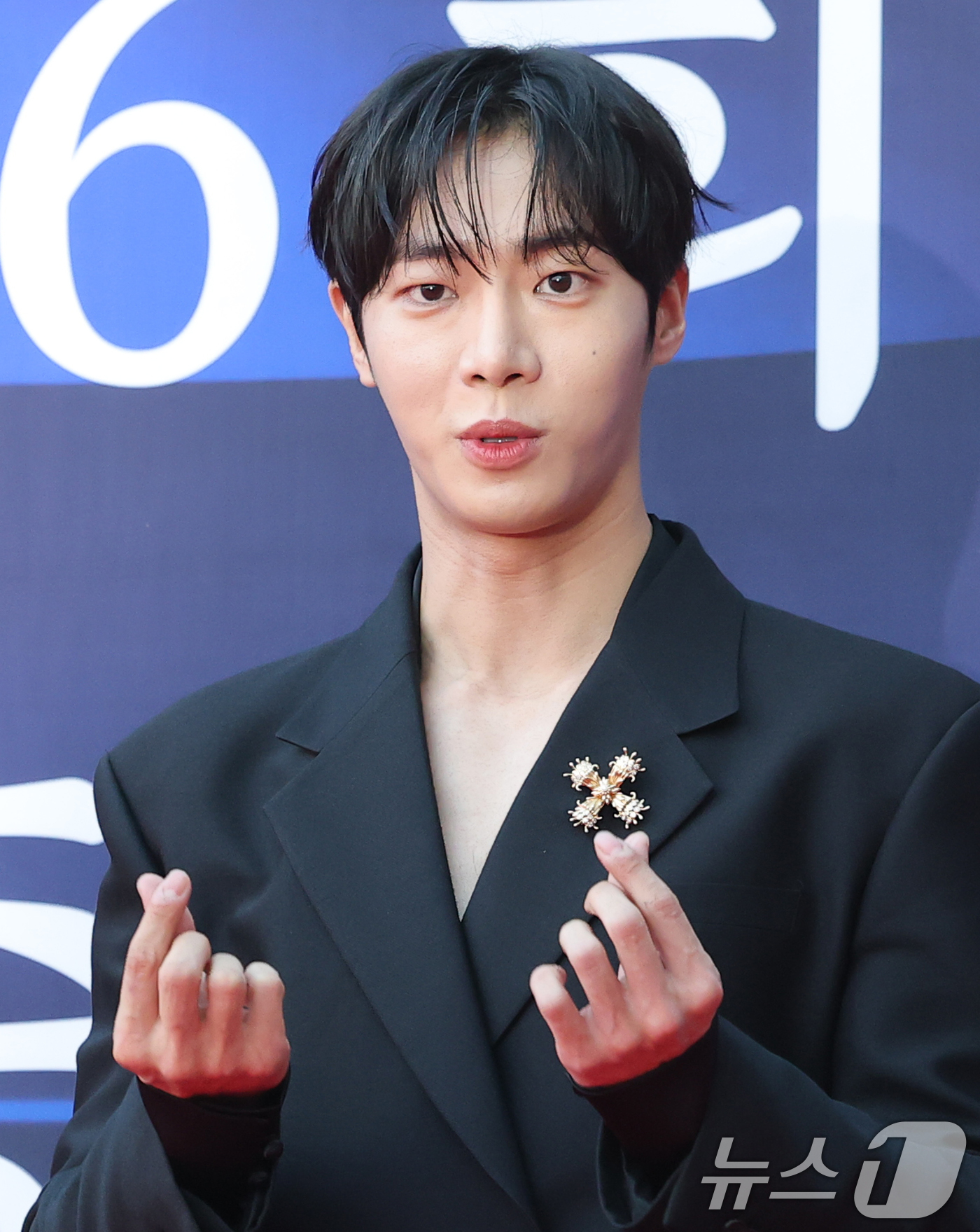 (서울=뉴스1) 권현진 기자 = 배우 추영우가 23일 오후 서울 중구 국립극장 해오름극장에서 열린 '2025 대한민국 대중문화예술상 시상식' 레드카펫에 참석해 포즈를 취하고 있다. …