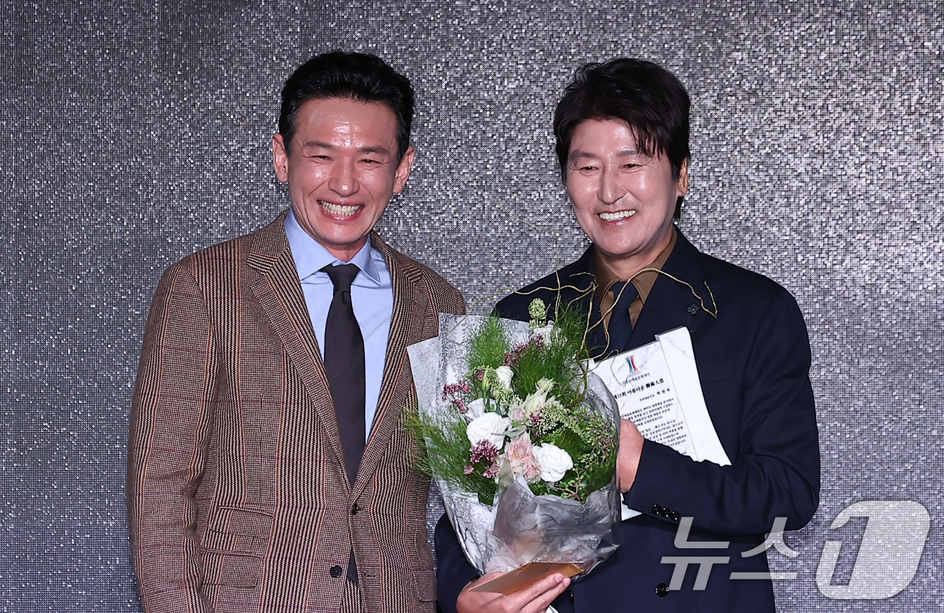 (서울=뉴스1) 김성진 기자 = 배우 송강호가 23일 서울 강덕구 고덕동 스테이지28에서 열린 제15회 아름다운예술인상 시상식에서 박찬욱 감독의 영화예술인 부문을 대리수상한 후 시 …