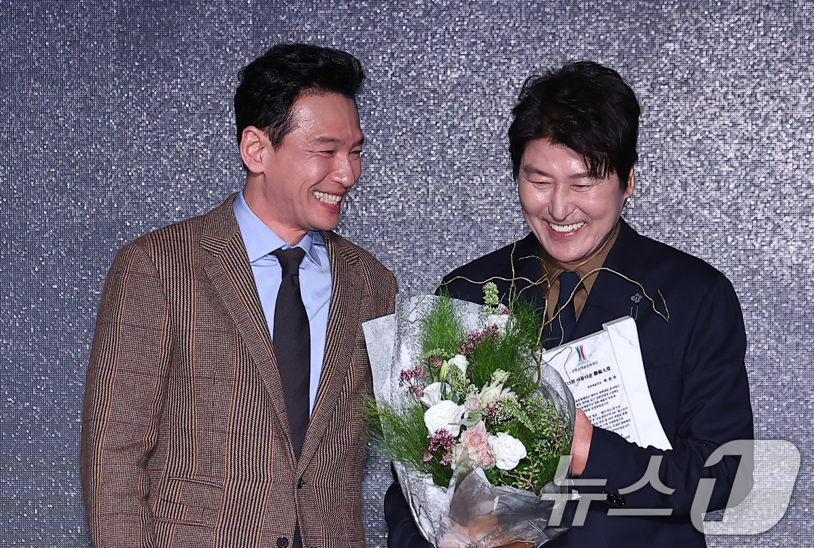 (서울=뉴스1) 김성진 기자 = 배우 송강호가 23일 서울 강덕구 고덕동 스테이지28에서 열린 제15회 아름다운예술인상 시상식에서 박찬욱 감독의 영화예술인 부문을 대리수상한 후 시 …