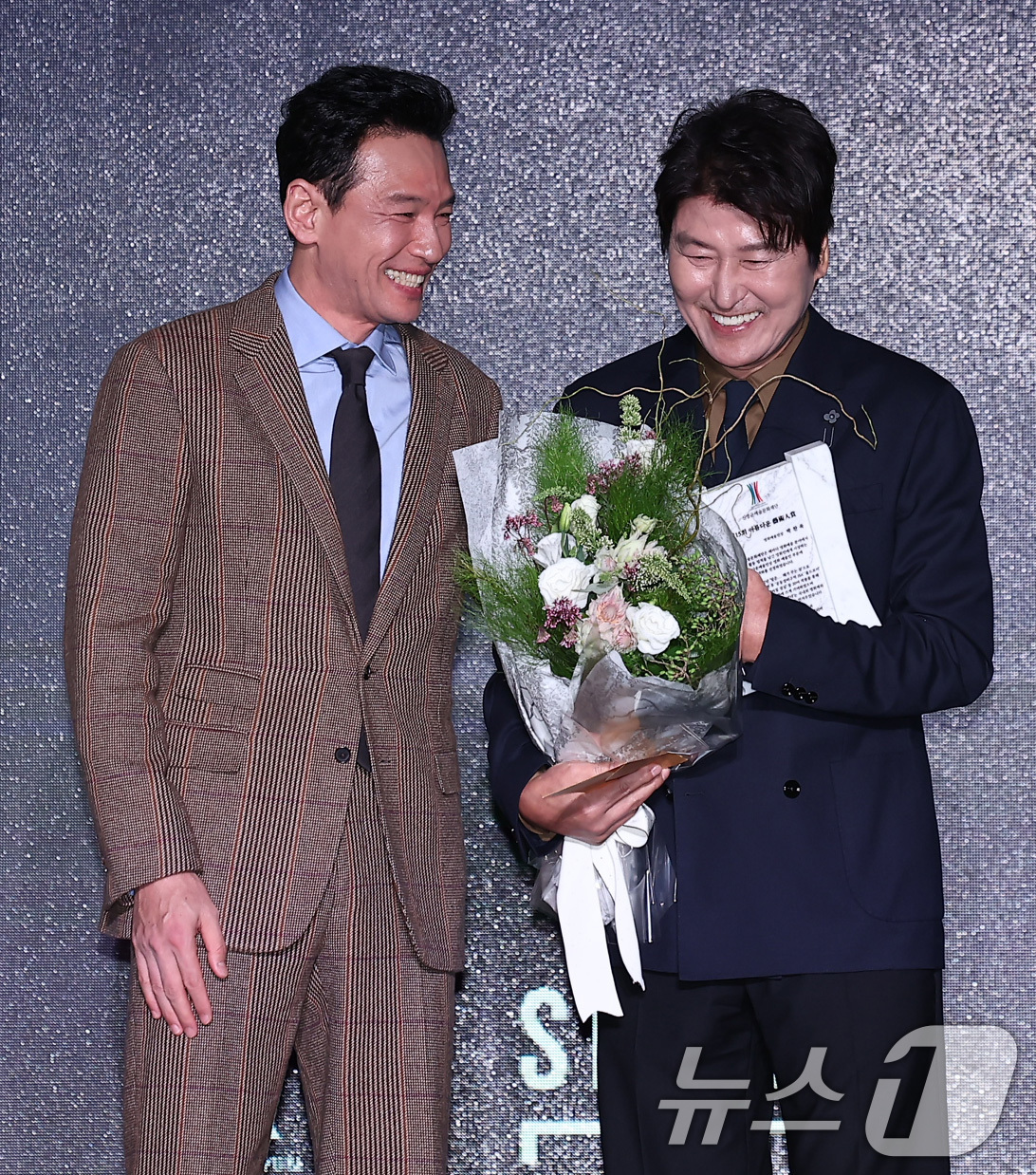 (서울=뉴스1) 김성진 기자 = 배우 송강호가 23일 서울 강덕구 고덕동 스테이지28에서 열린 제15회 아름다운예술인상 시상식에서 박찬욱 감독의 영화예술인 부문을 대리수상한 후 시 …