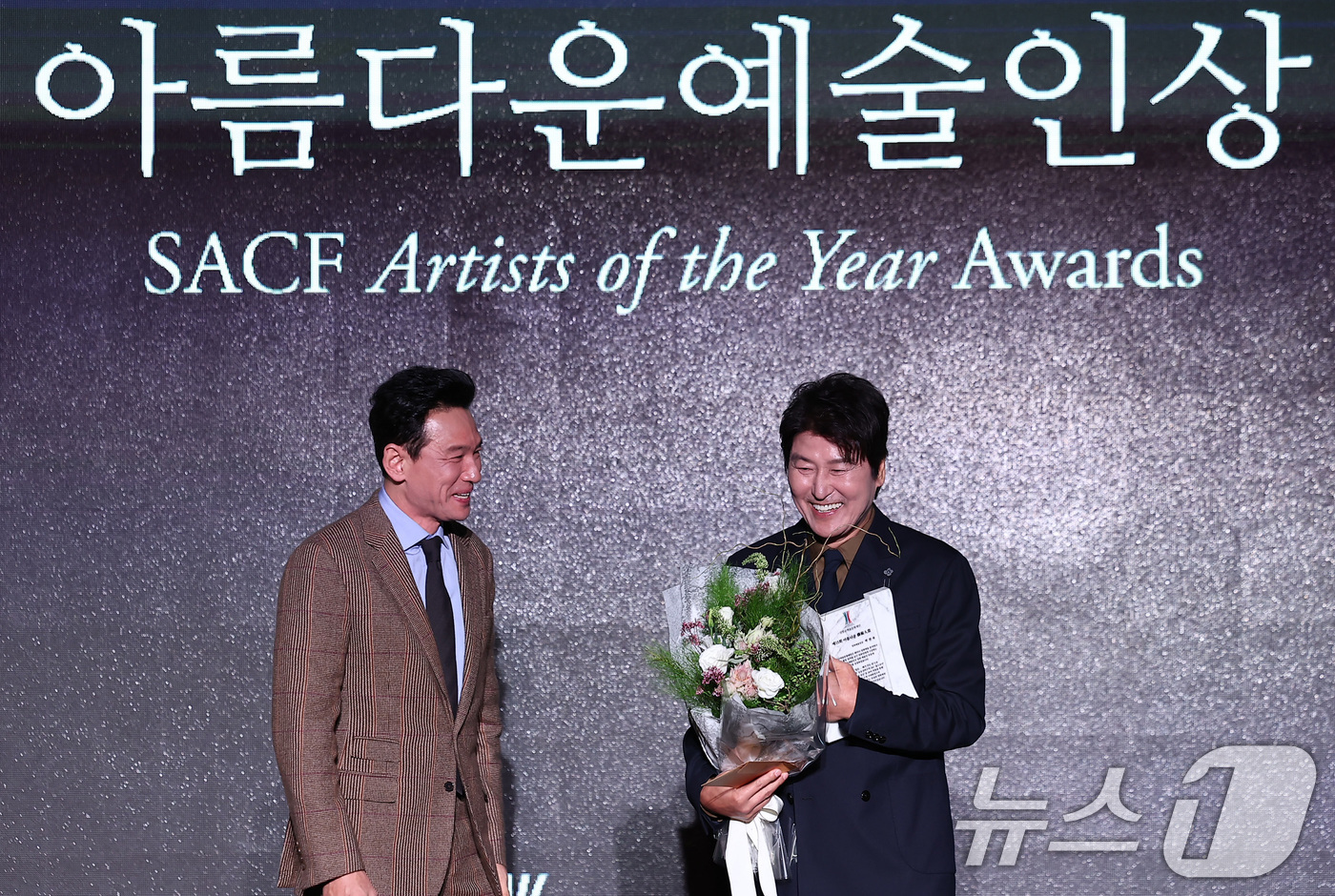 (서울=뉴스1) 김성진 기자 = 배우 송강호가 23일 서울 강덕구 고덕동 스테이지28에서 열린 제15회 아름다운예술인상 시상식에서 박찬욱 감독의 영화예술인 부문을 대리수상한 후 시 …