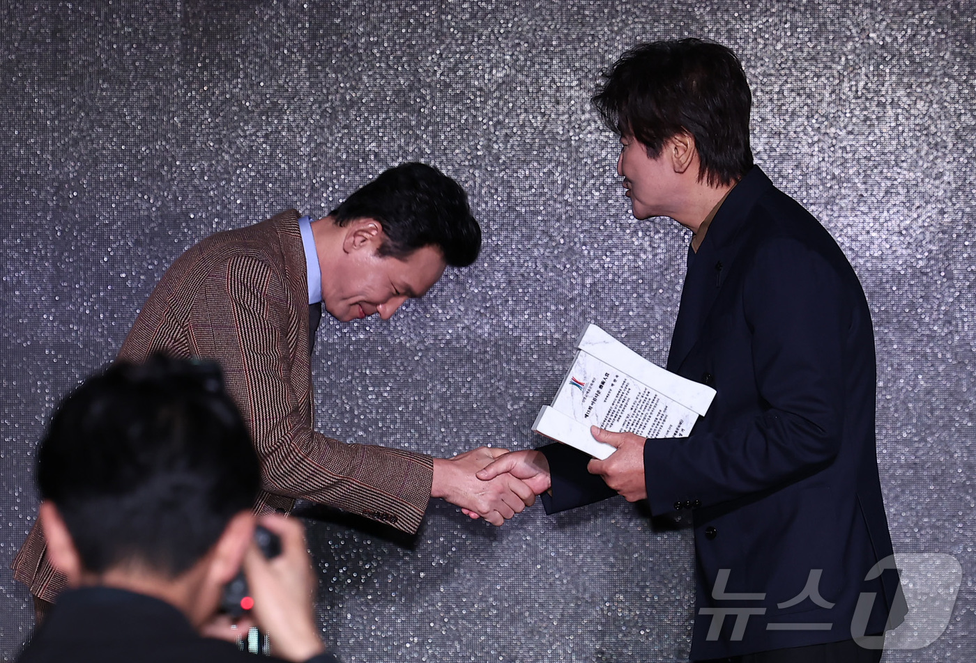 (서울=뉴스1) 김성진 기자 = 배우 송강호가 23일 서울 강덕구 고덕동 스테이지28에서 열린 제15회 아름다운예술인상 시상식에서 박찬욱 감독의 영화예술인 부문을 대리수상한 후 황 …