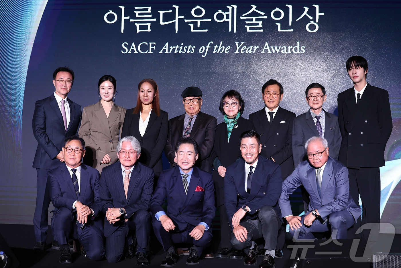 (서울=뉴스1) 김성진 기자 = 23일 서울 강덕구 고덕동 스테이지28에서 열린 제15회 아름다운예술인상 시상식에서 수상자들이 기념촬영을 하고 있다. 2025.10.23/뉴스1