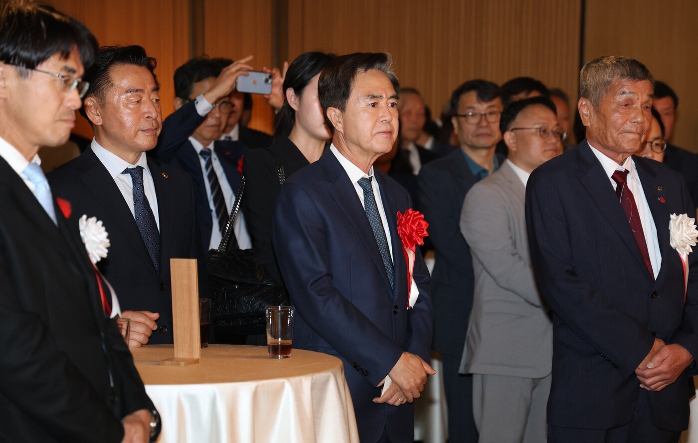 본문 이미지 - 김태흠 지사(가운데)가 나라현 JW 메리어트 나라 호텔에서 열린 한일 우호 리셉션에 참석한 모습(충남도 제공. 재판매 및 DB금지)/뉴스1.
