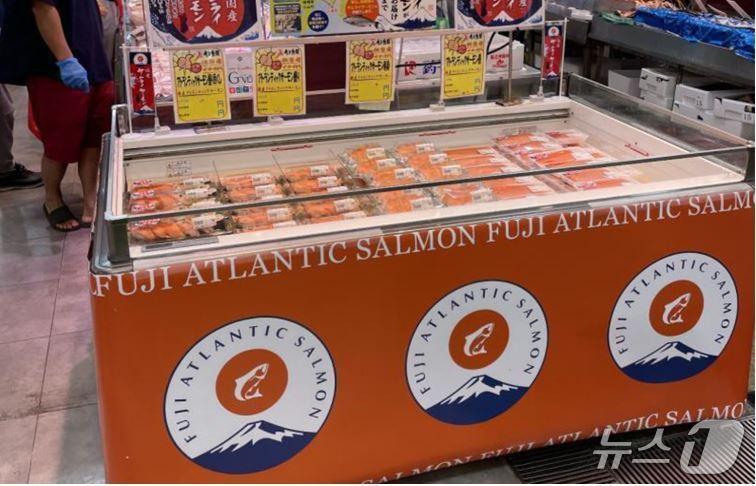 본문 이미지 - &#39;후지 대서양 연어&#39;로 일본 현지에서 판매되고 있는 프록시마 시푸드 제품&#40;출처:www.seafoodsource.com&#41;